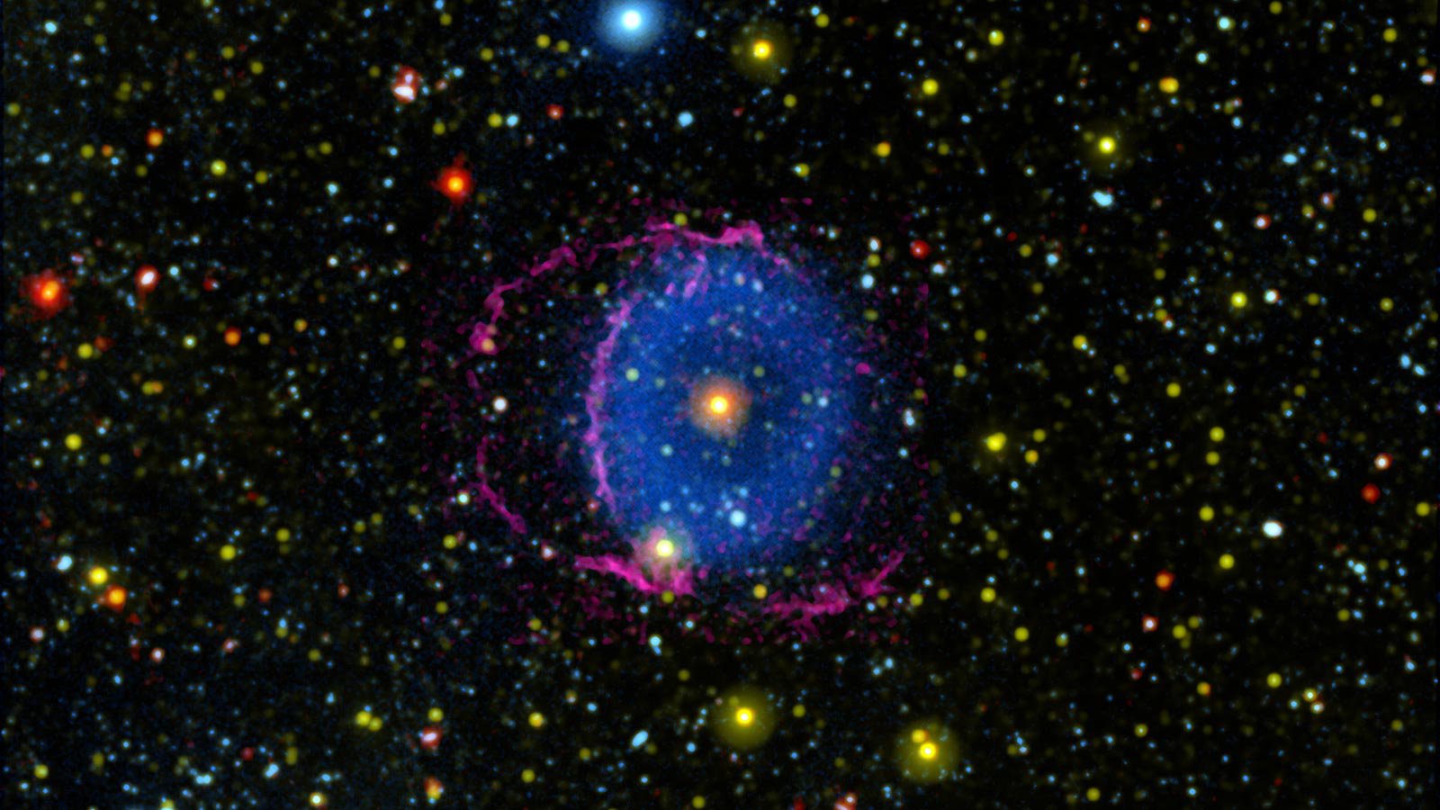 Située à 6.300 années-lumière dans la constellation d'Hercule, la nébuleuse de l'anneau bleu serait le produit de la fusion de deux étoiles.  © Nasa, JPL-Caltech - M. Seibert (Carnegie Institution for Science) -&nbsp;K. Hoadley (Caltech) - Galex Team