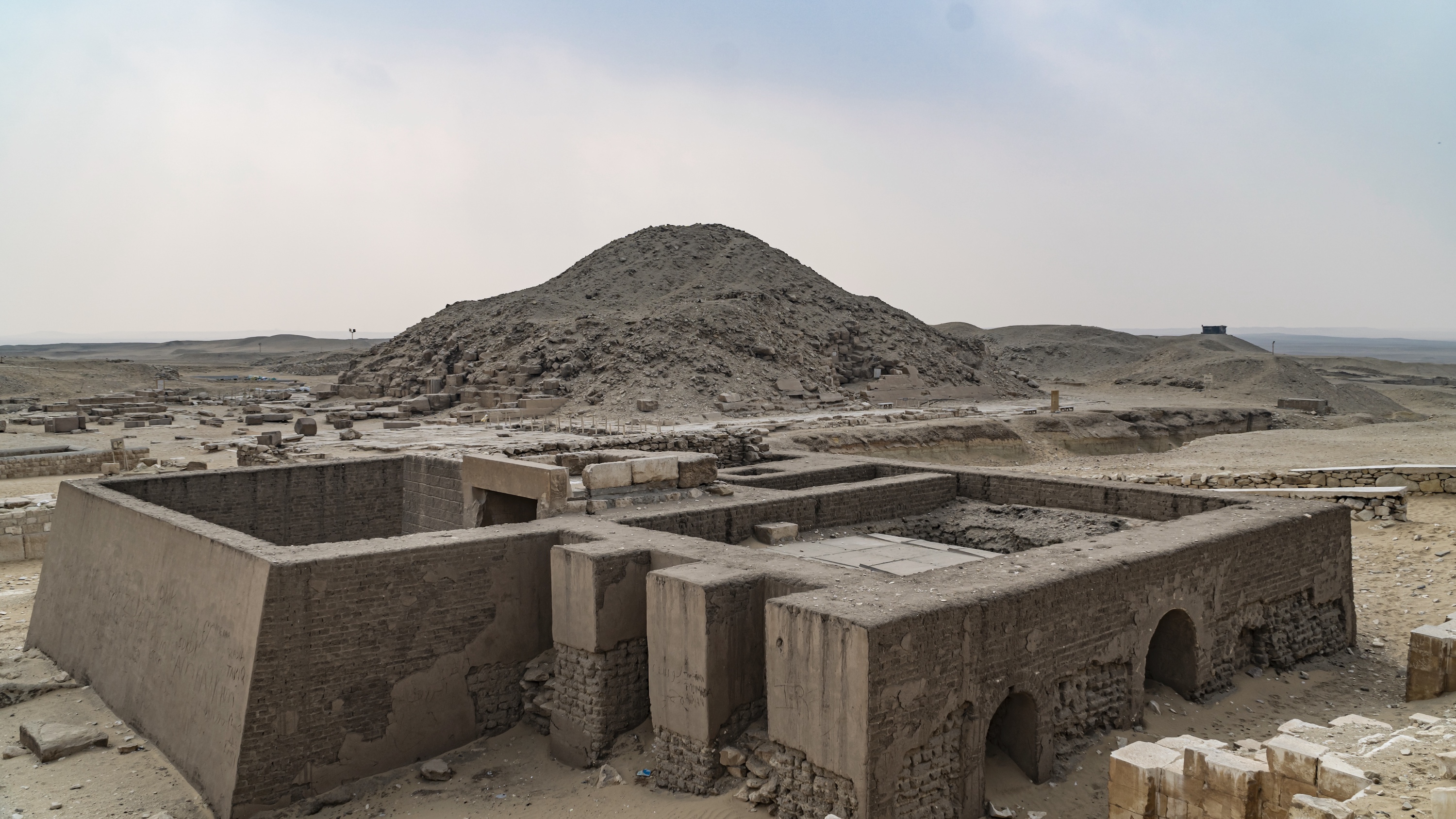 Le site de la nécropole de Saqqara dominé par la pyramide à degré de Djézer. © merlin74, Adobe Stock