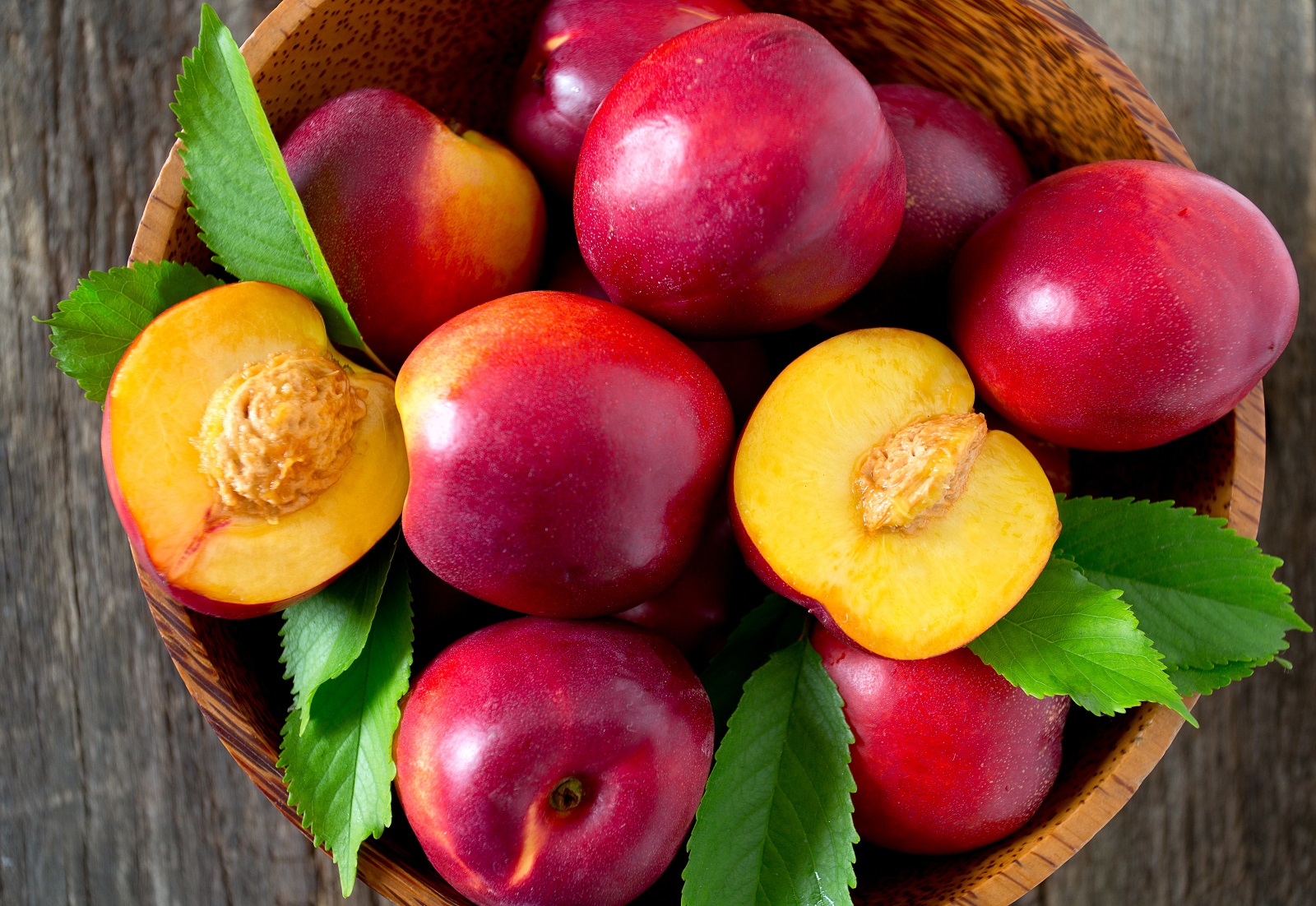 Panier de nectarines, fruits sucrés et juteux. © Diana Taliun, AdobeStock