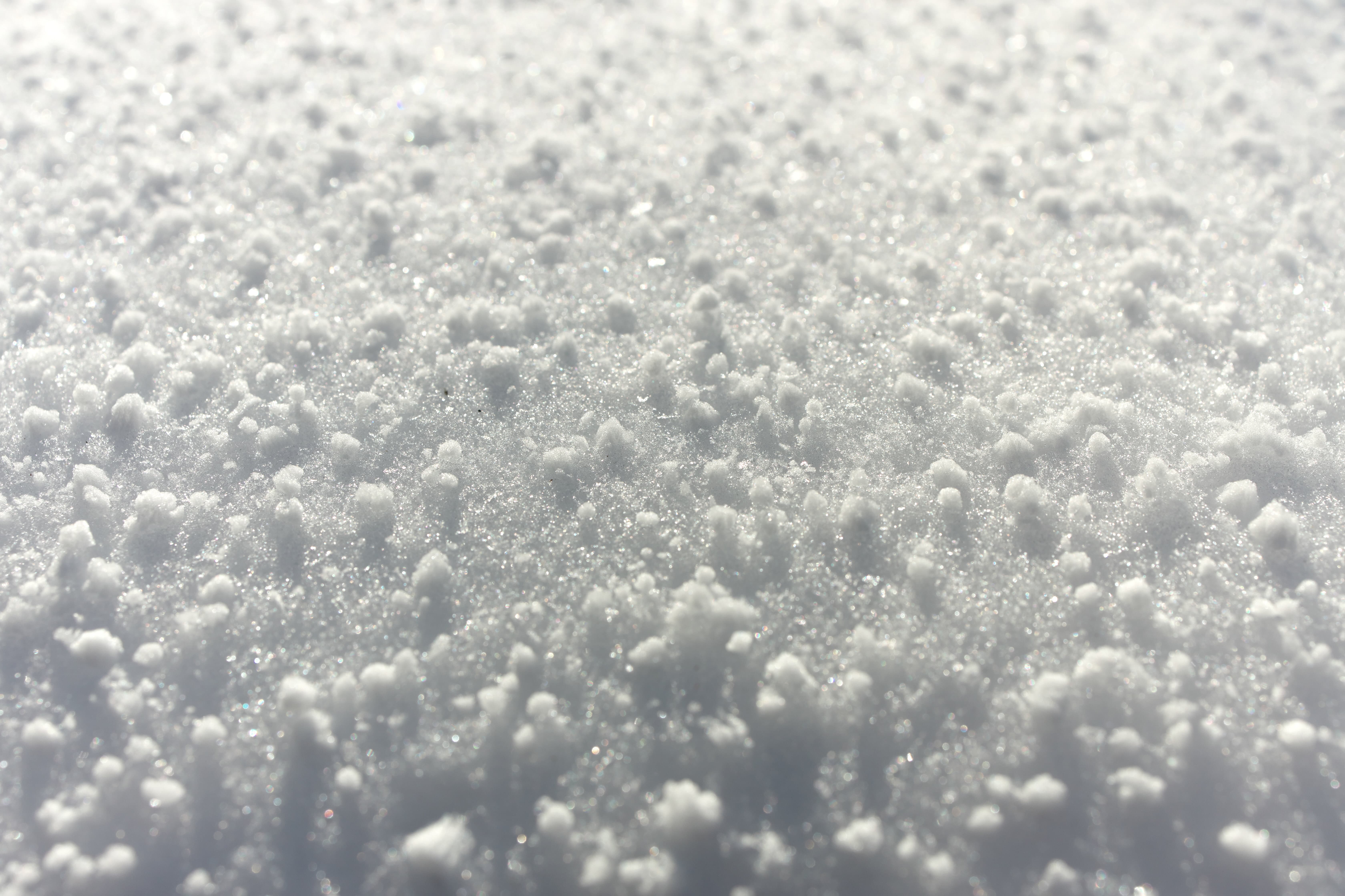 La neige roulée se forme lorsque des gouttelettes d'eau en surfusion&nbsp;rencontrent des cristaux de glace contenus dans des nuages d'averses et s'enroulent autour d'eux en se solidifiant.&nbsp;© Mark van Dam, Adobe Stock