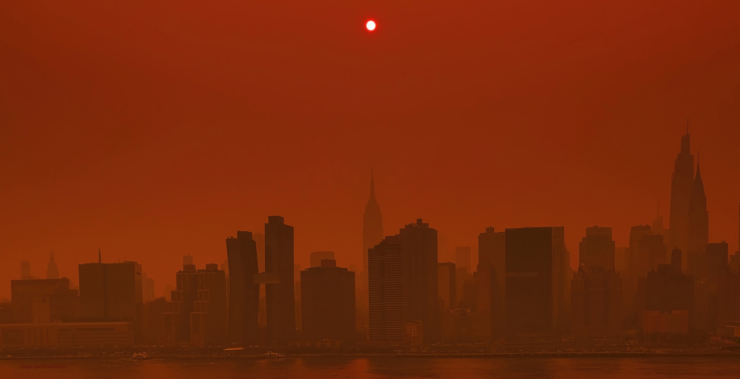 L'atmosphère orange rougeâtre de New York ce mercredi soir avec le nuage de fumée venu du Canada. © Inga Sarda-Sorensen