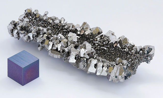 Cristaux de niobium et cube de niobium anodisé. Lorsqu'il est en contact avec l'air pendant un certain temps, le niobium prend une teinte bleutée. © Alchemist-hp, Wikimedia Commons, CC by-nc-nd 3.0