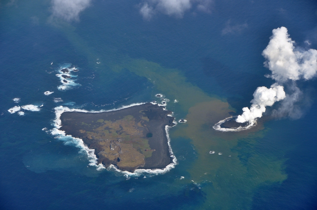 La nouvelle île volcanique nippone est apparue au large de l'île Nishino (à gauche sur l'image), dans l'archipel d'Ogasawara. © Japanese Cost Guard