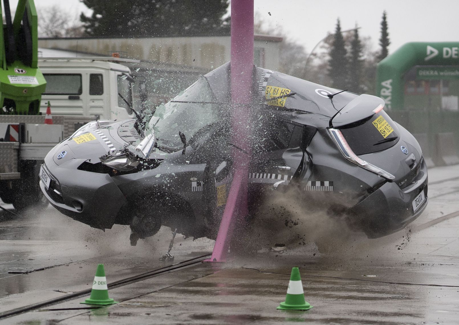 La simulation de choc latéral sur la Nissan Leaf à 75 km/h. © Dekra