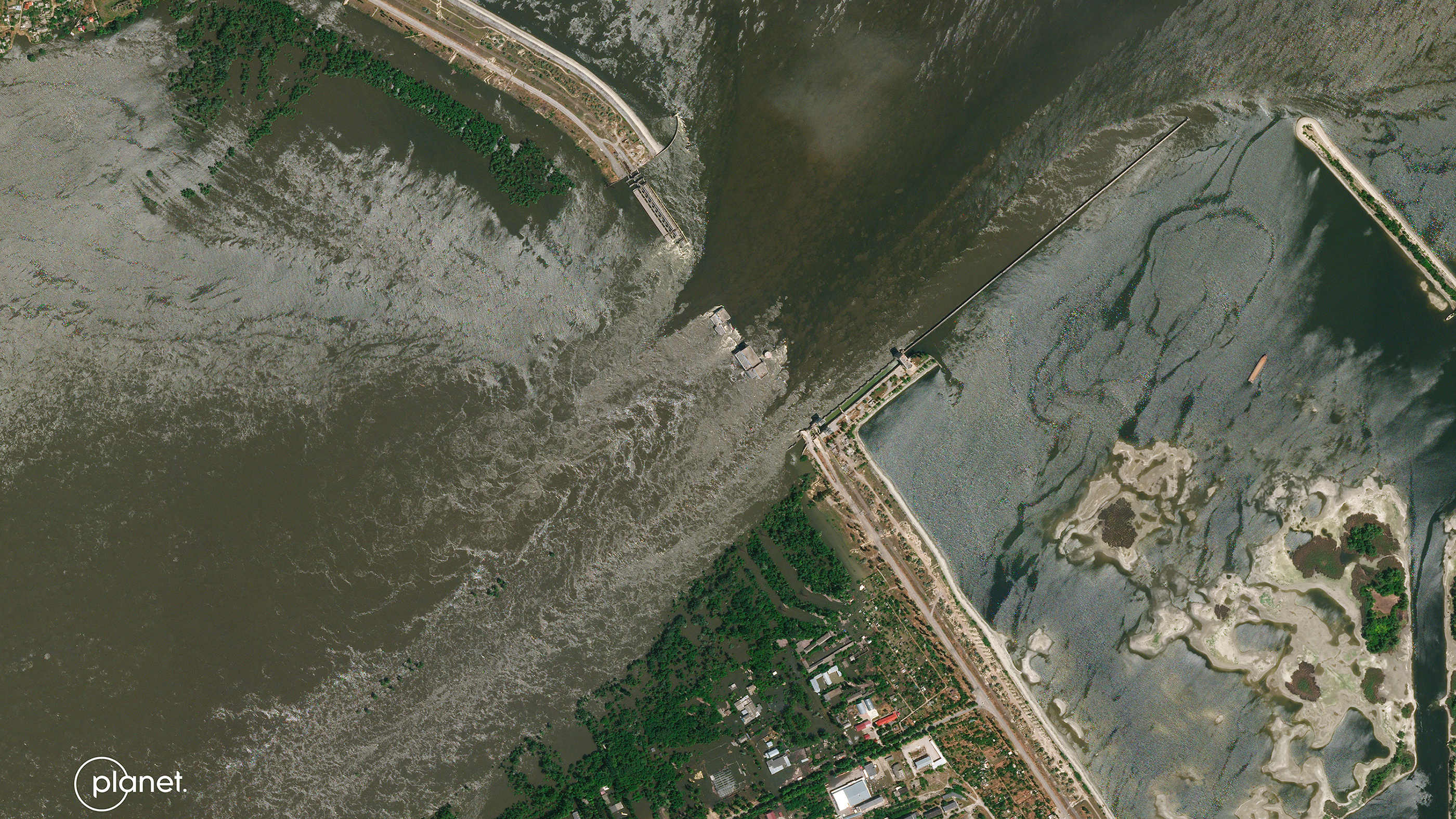Image satellitaire de la destruction du barrage hydroélectrique de Kakhovka acquise le 7 juin par Planet Labs. © Planet Labs PBC, 2023