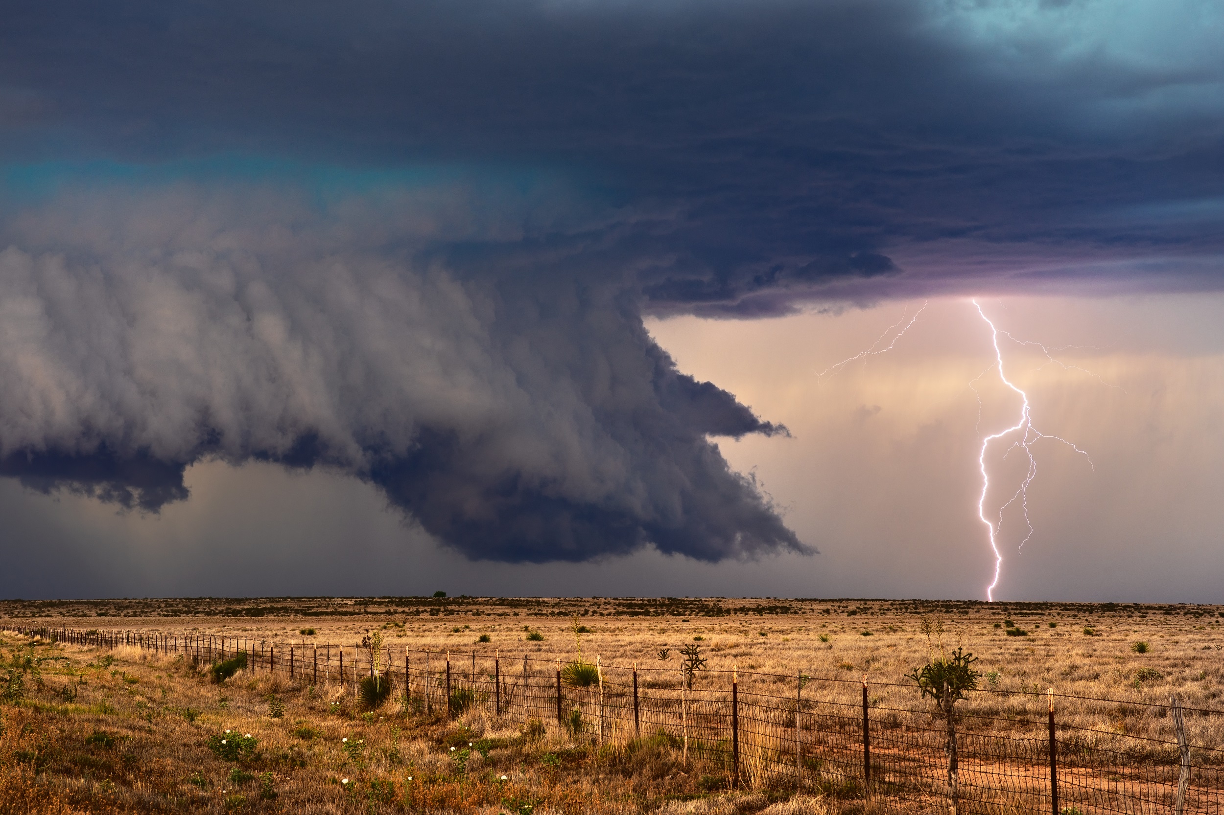 Un nuage mur qui s'abaisse très près du sol dans les grandes plaines américaines. © JSirlin, Adobe Stock