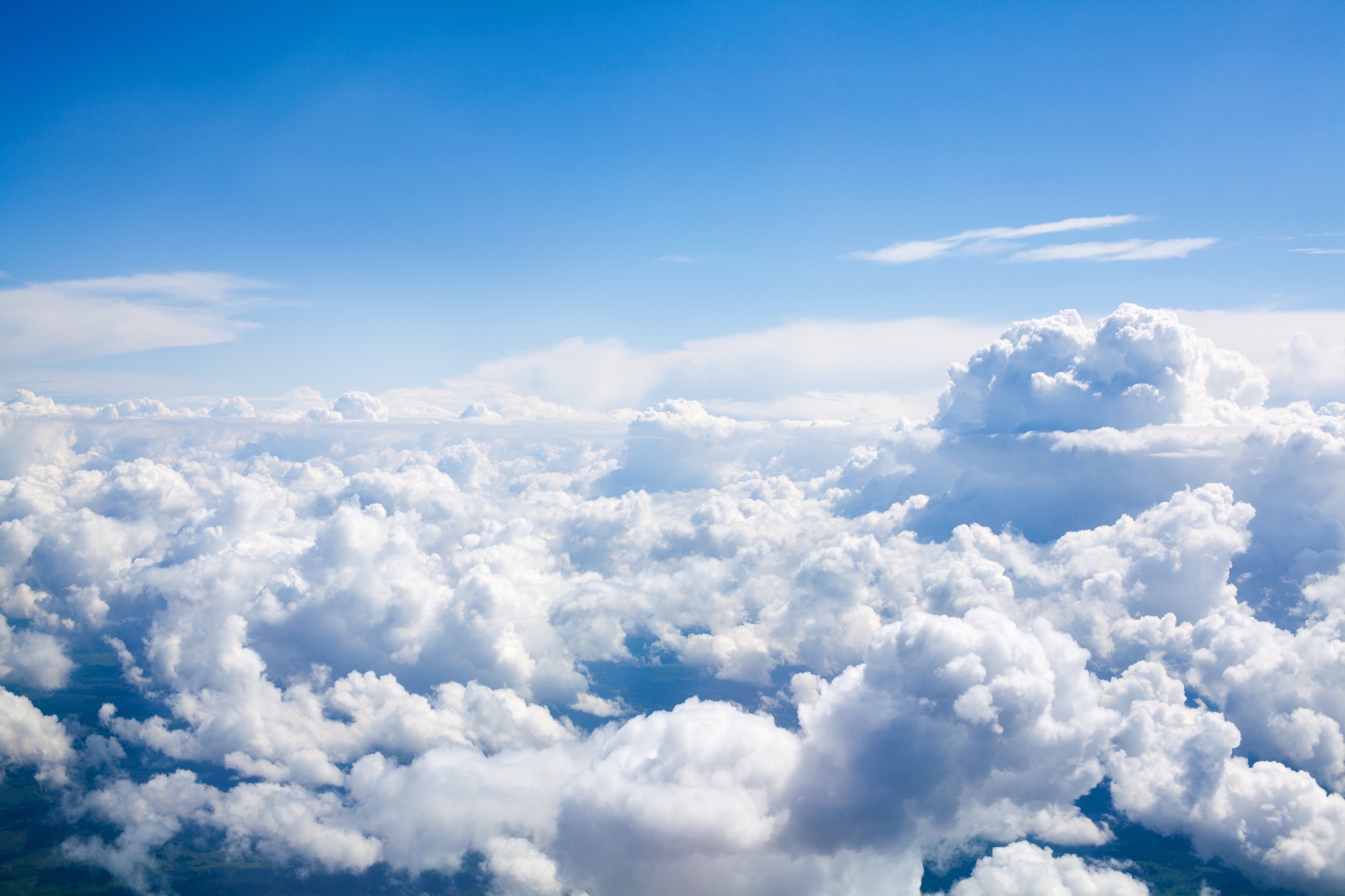 Les nuages ne seraient pas uniquement de la vapeur d'eau comme on le pense souvent. © Vera NewSib, Adobe Stock