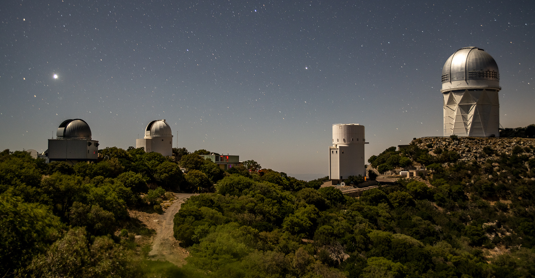 L’instrument Desi est installé du côté de l’observatoire national de Kitt Peak (États-Unis) et c’est grâce à lui que les astronomes nous livrent aujourd’hui la carte la plus détaillée et la plus grande de l’Univers jamais produite. © Marilyn Chung, Berkeley Lab