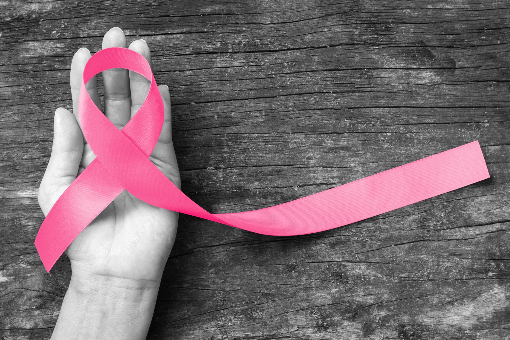 Le ruban rose symbolise la lutte contre le cancer du sein. © Chinnapong, Fotolia