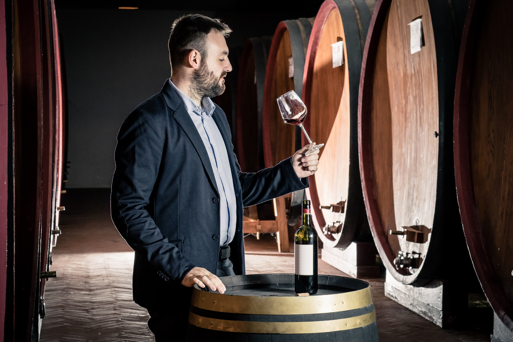 L’œnologue goûte régulièrement les vins afin de déterminer si des modifications sont à apporter au cours de sa vinification en fût. © Giorgio Pulcini, Fotolia