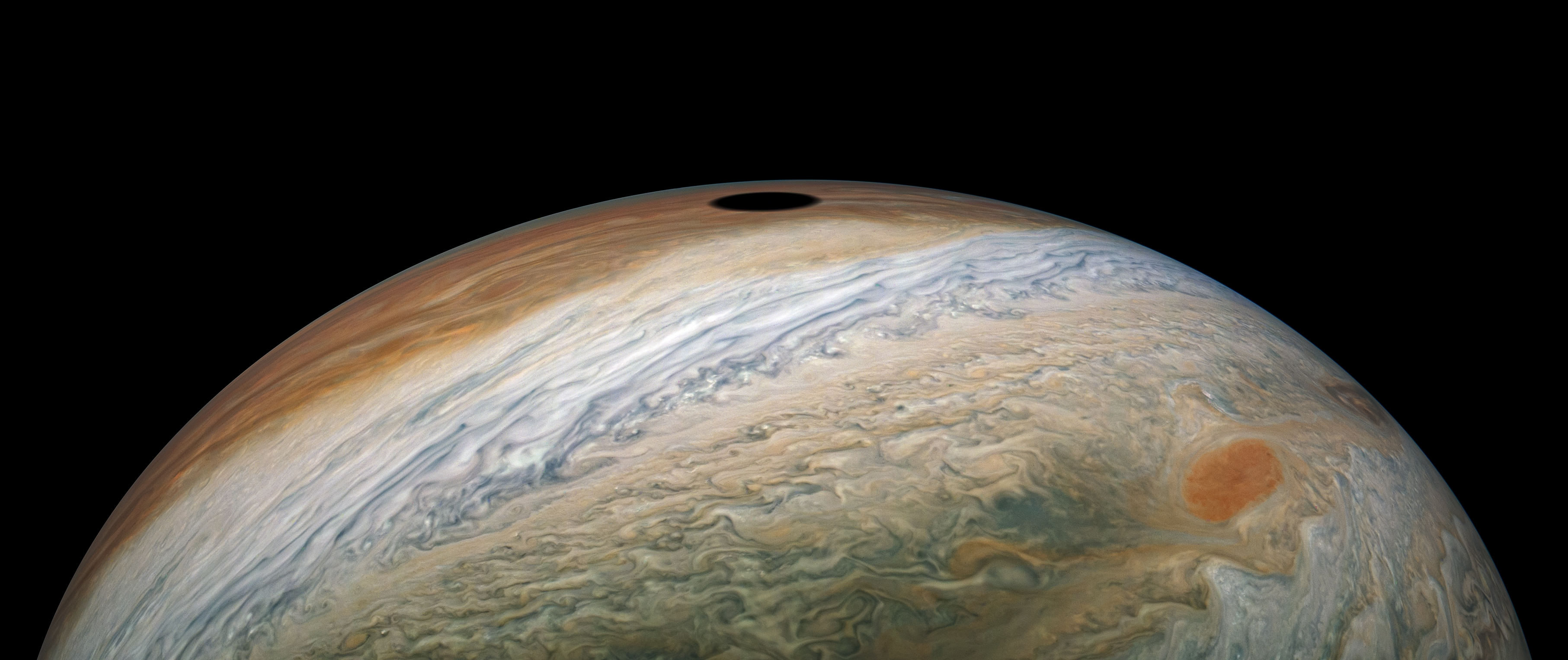 L'ombre projetée de Io sur le globe de Jupiter. La tache rouge (en bas à droite) mesure environ 4.500 kilomètres de long. © Nasa, JPL-Caltech, SwRI, MSSS, Kevin M. Gill