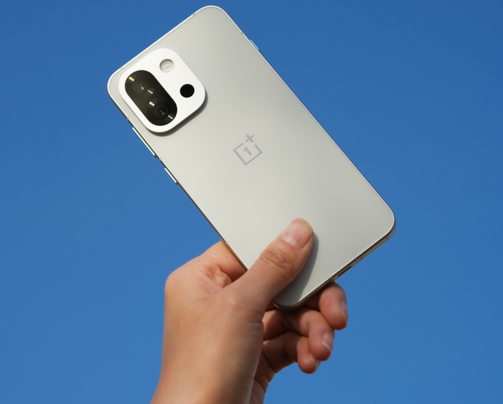 Le OnePlus 13T vient de sortir. Il s’agit d’une version compacte. © OnePlus