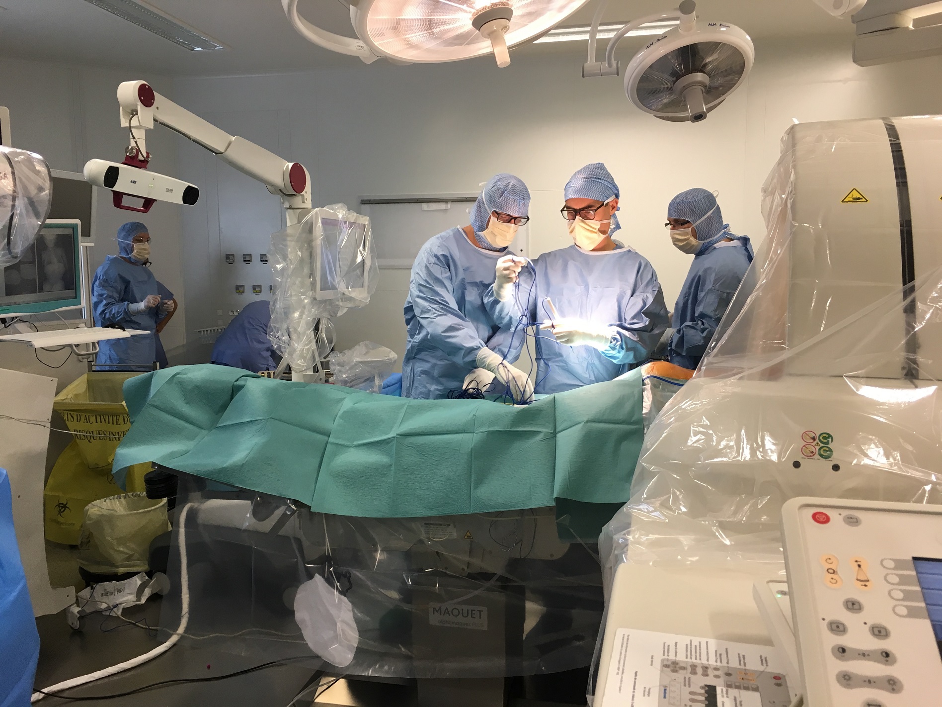 Les chirurgiens ont utilisé le robot Rosa de Medtech. © Communiqué de presse du CHU d’Amiens-Picardie