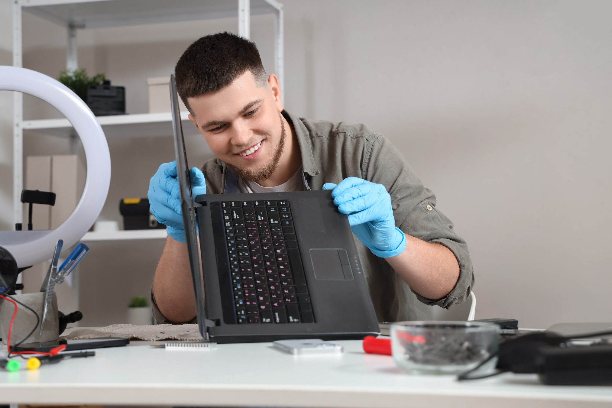 Ecodair est une entreprise solidaire d’utilité sociale qui reconditionne en moyenne 60 000 ordinateurs par an. © Pixel-Shot, Adobe Stock