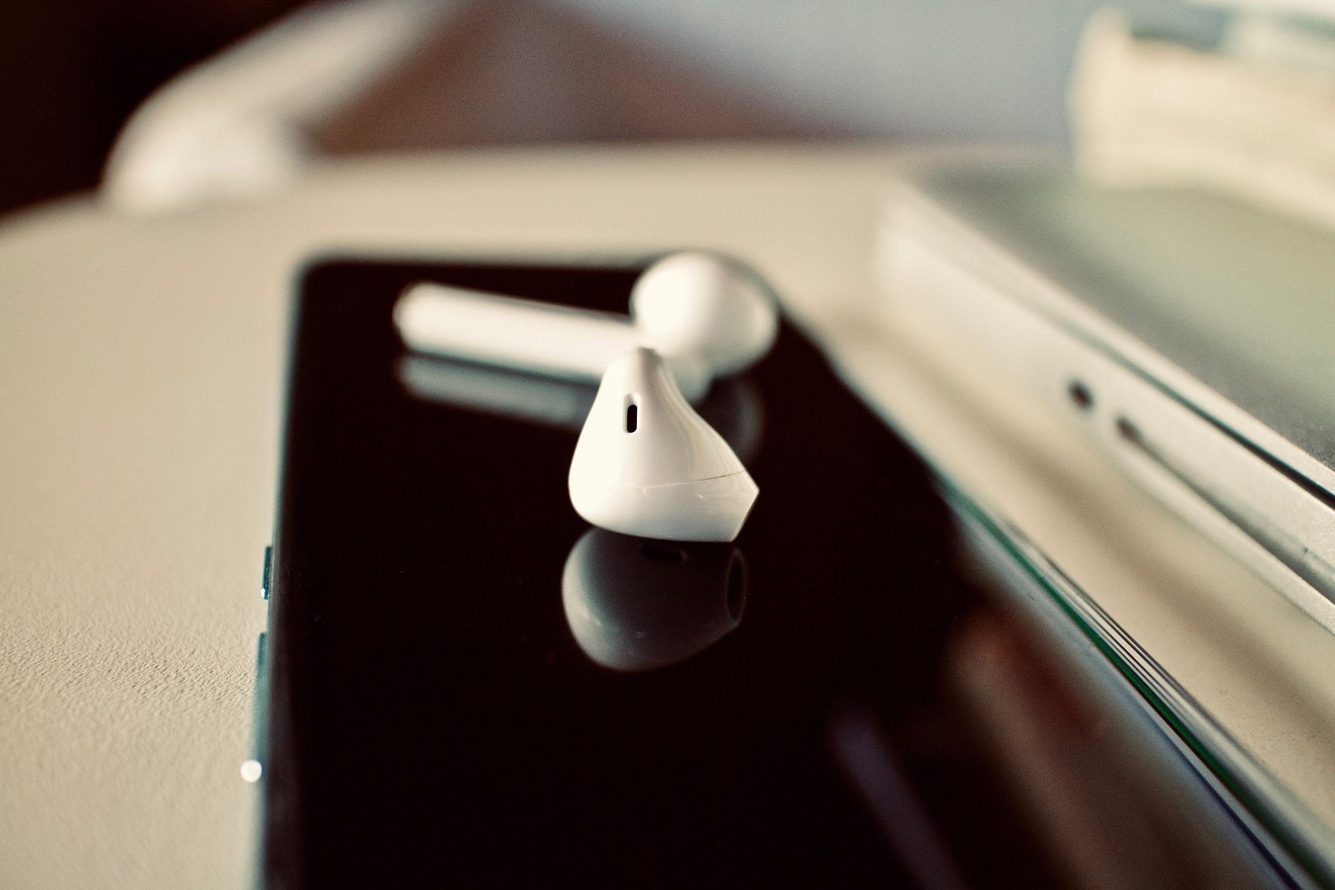 Une simple paire d’oreillettes reliée à une IA suffit pour détecter otites, rupture du tympan et bouchons d’oreille. © sweetlouise, Pixabay