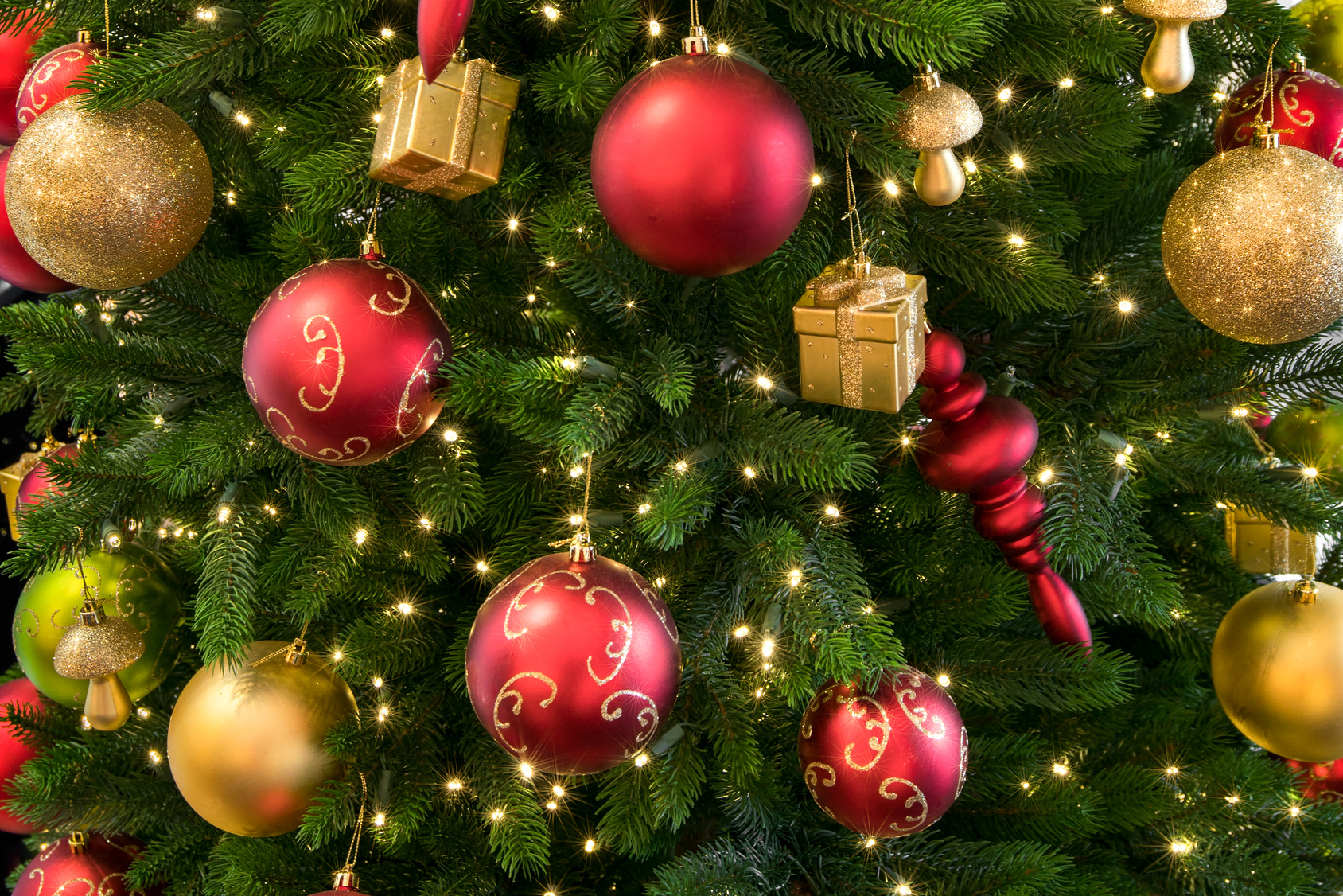Quelle est l'origine des boules de Noël ? Pourquoi sont-elles souvent rouges ?&nbsp;© eyetronic, fotolia
