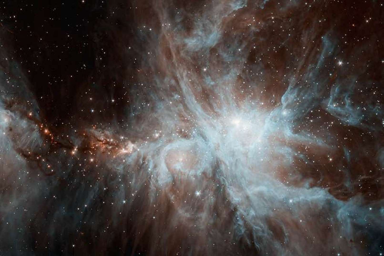La nébuleuse d’Orion (vue ici par le télescope Spitzer) produit de la lumière polarisée circulairement à 17 % dans l’infrarouge. Selon les calculs, elle émettrait dans l’ultraviolet, un rayonnement capable de casser les liaisons covalentes (fortes) entre les atomes des molécules de glace. © CNRS (commentaire)/Nasa, JPL/Caltech, J. Stauffer (image) 