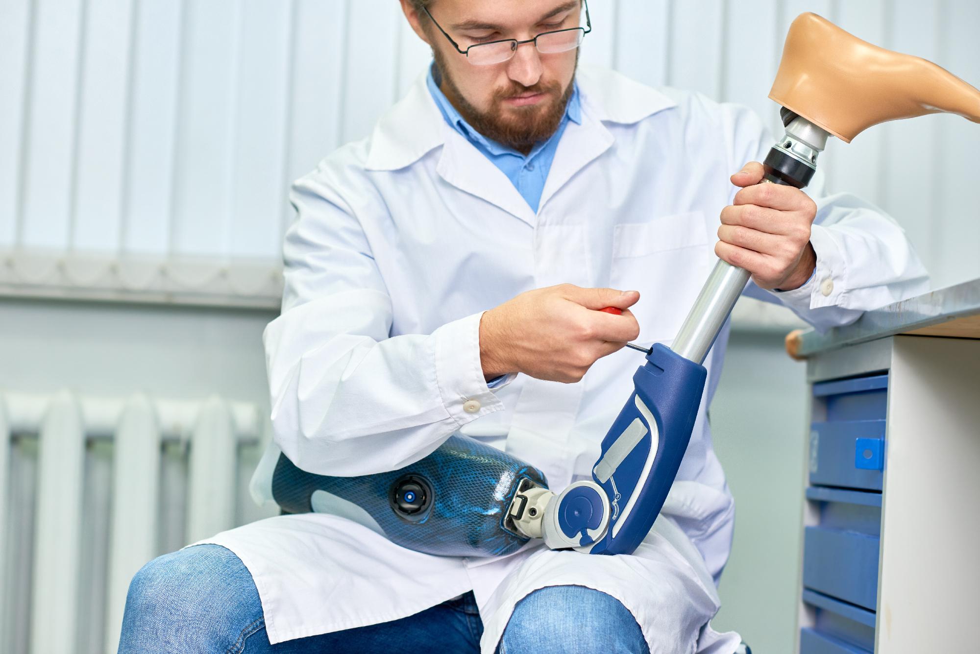 L'orthoprothésiste conçoit et fabrique des prothèses ou des orthèses pour aider ses patients en situation de handicap à retrouver une certaine autonomie. © Seventyfour, Adobe Stock.