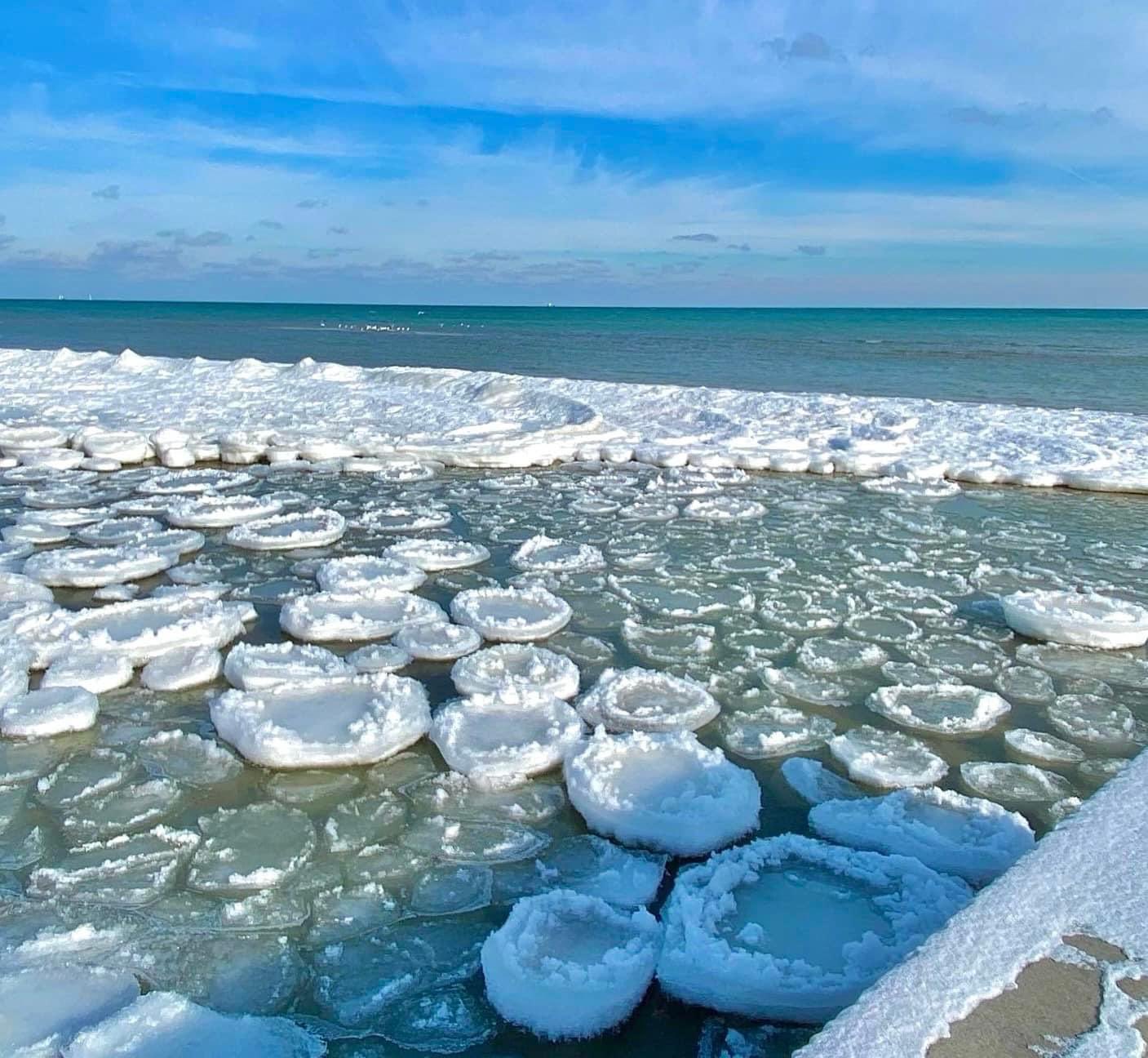 Des pancakes de glace photographiés sur les côtes du lac Huron, au Michigan (États-Unis). © Discover The Blue Michigan’s Thumbcoast