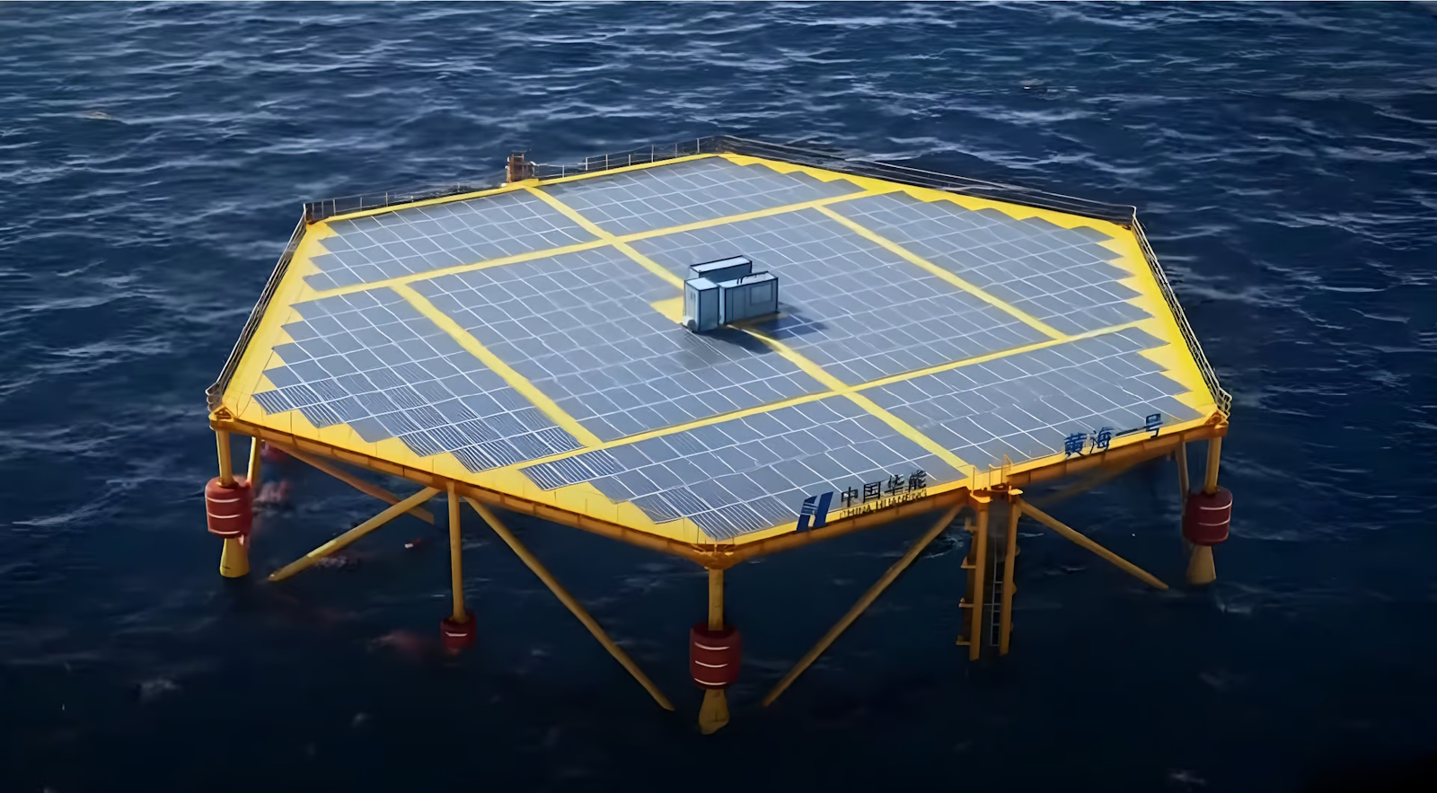 La plateforme flottante hexagonale résiste aux grandes vagues. © CGTN