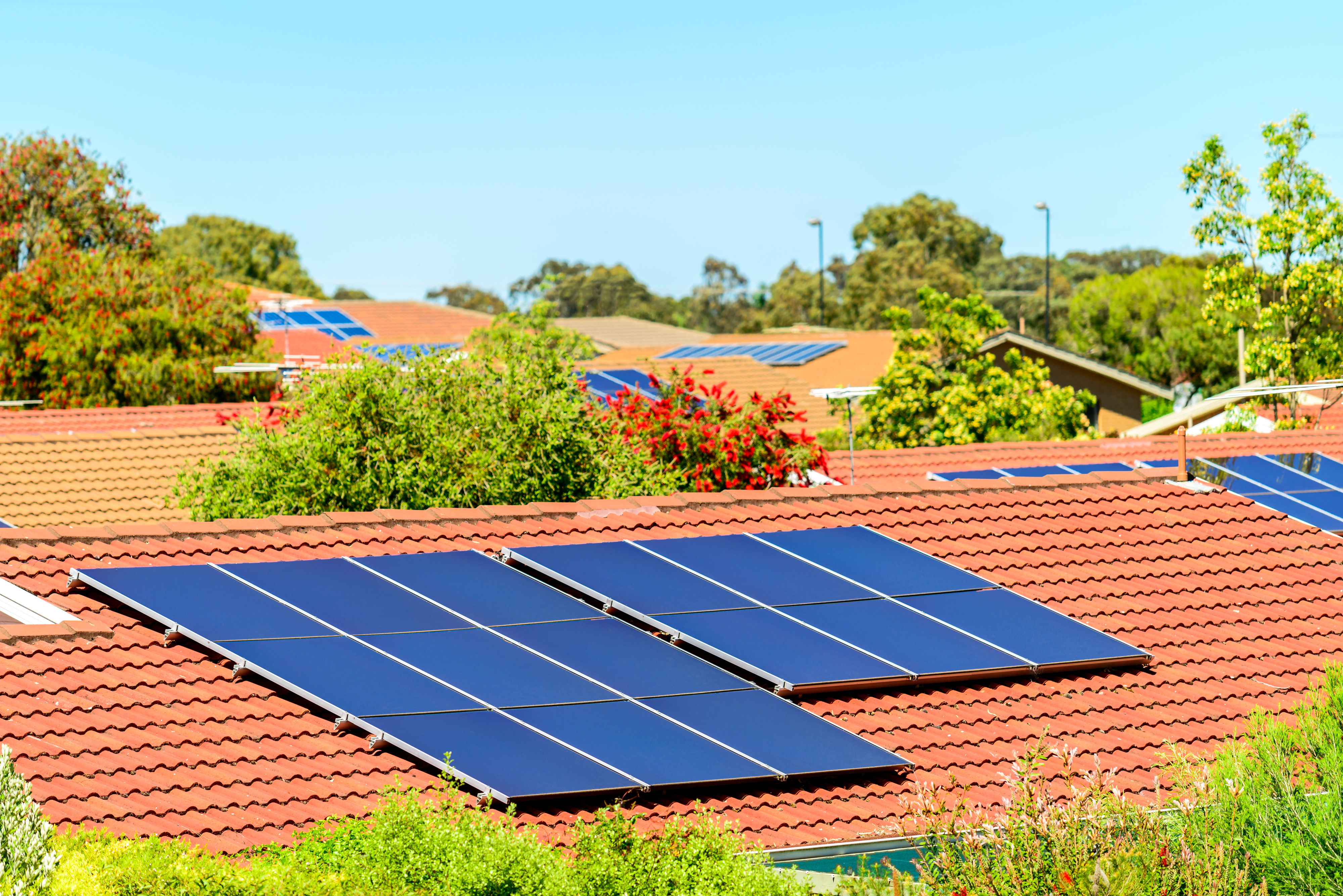 Recyclables à 95 %, les panneaux photovoltaïques permettent de réduire la facture d'électricité de la maison.&nbsp;Disponibles en kit, ils peuvent être installés par des bricoleurs expérimentés.&nbsp;© moisseyev, Adobe&nbsp;Stock