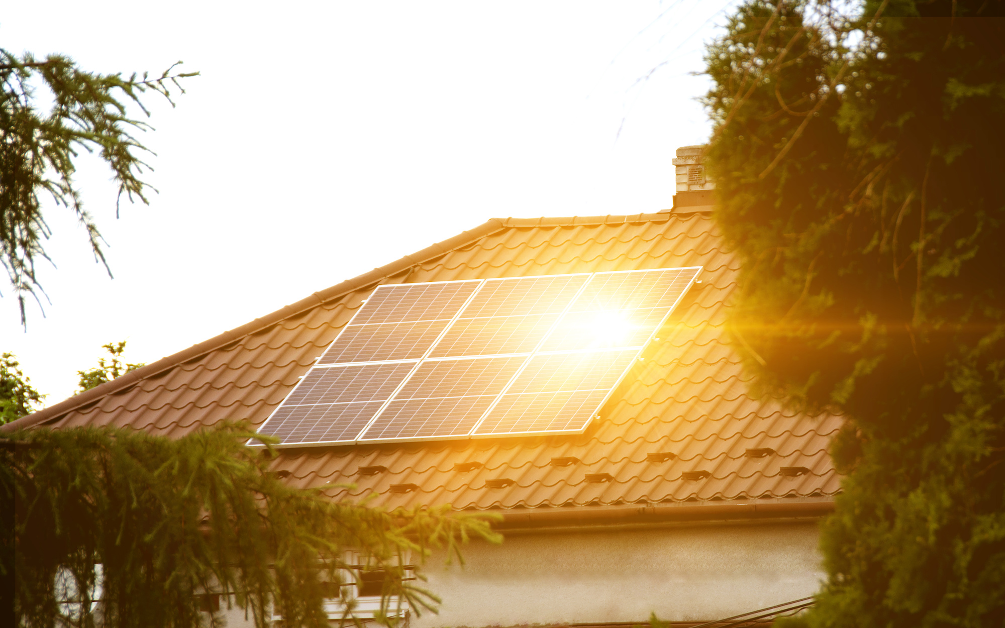 Les installations solaires autonomes répondent à la demande grandissante d'une meilleure empreinte carbone mais aussi d'économies sur la facture énergétique. © Luci, Adobe Stock