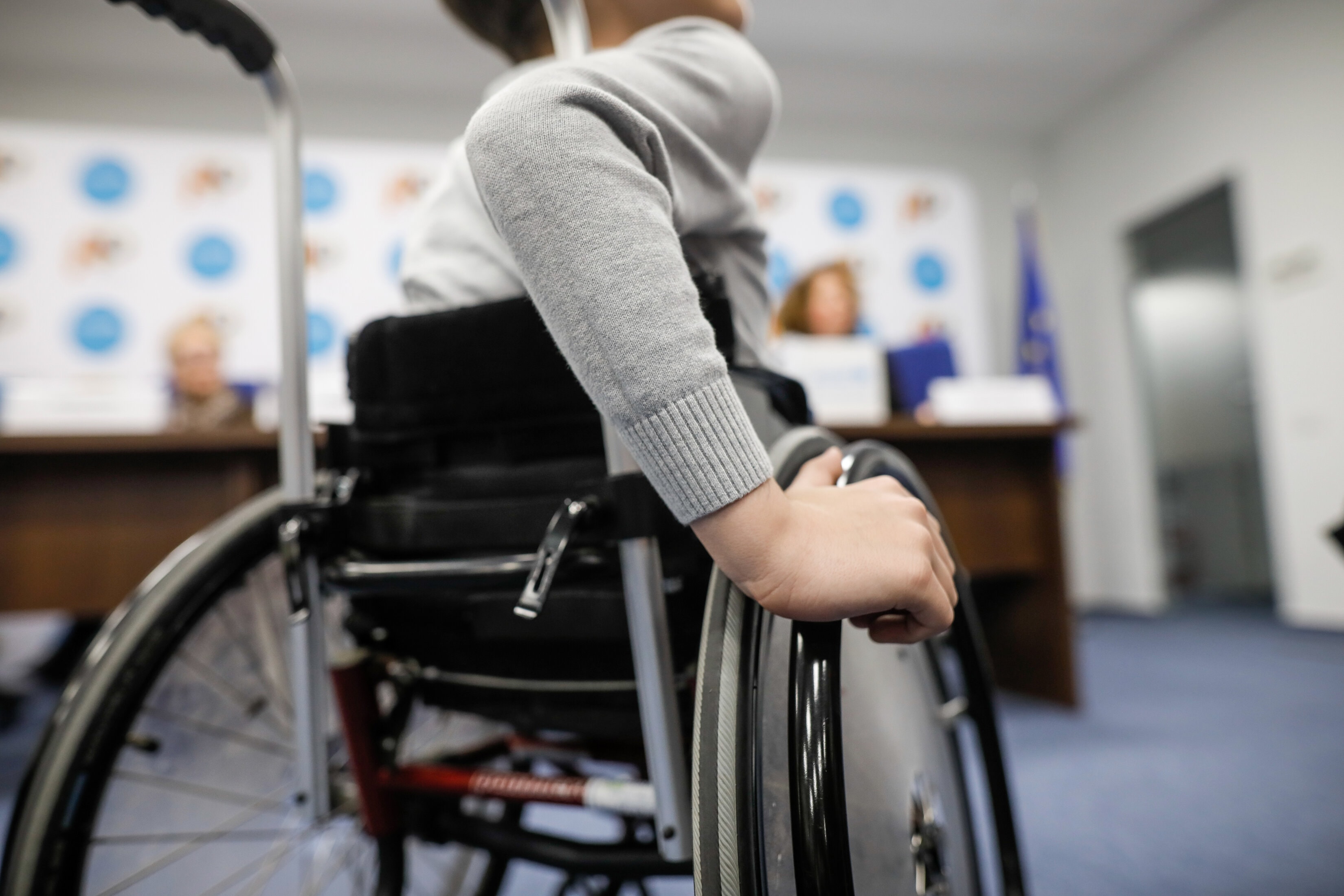 Neuf personnes paralysées ont pu remarcher après une stimulation électrique délivrée dans leur colonne vertébrale. © MoiraM, Adobe Stock