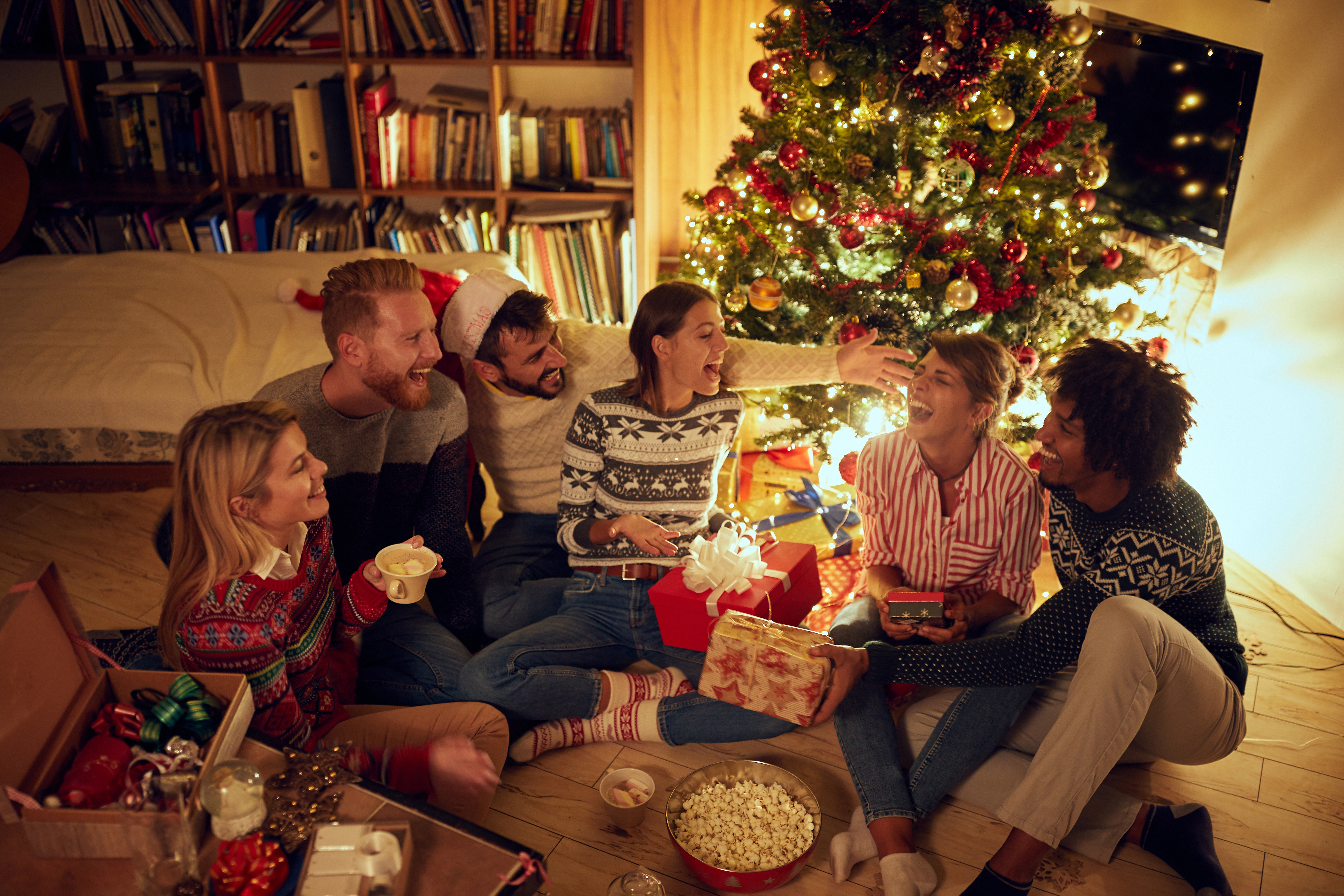 On parle de natalophobie pour décrire l'angoisse ressentie par certains adultes à l'approche de Noël. Ce phénomène est assez courant, touchant un adulte sur deux. © luckybusiness