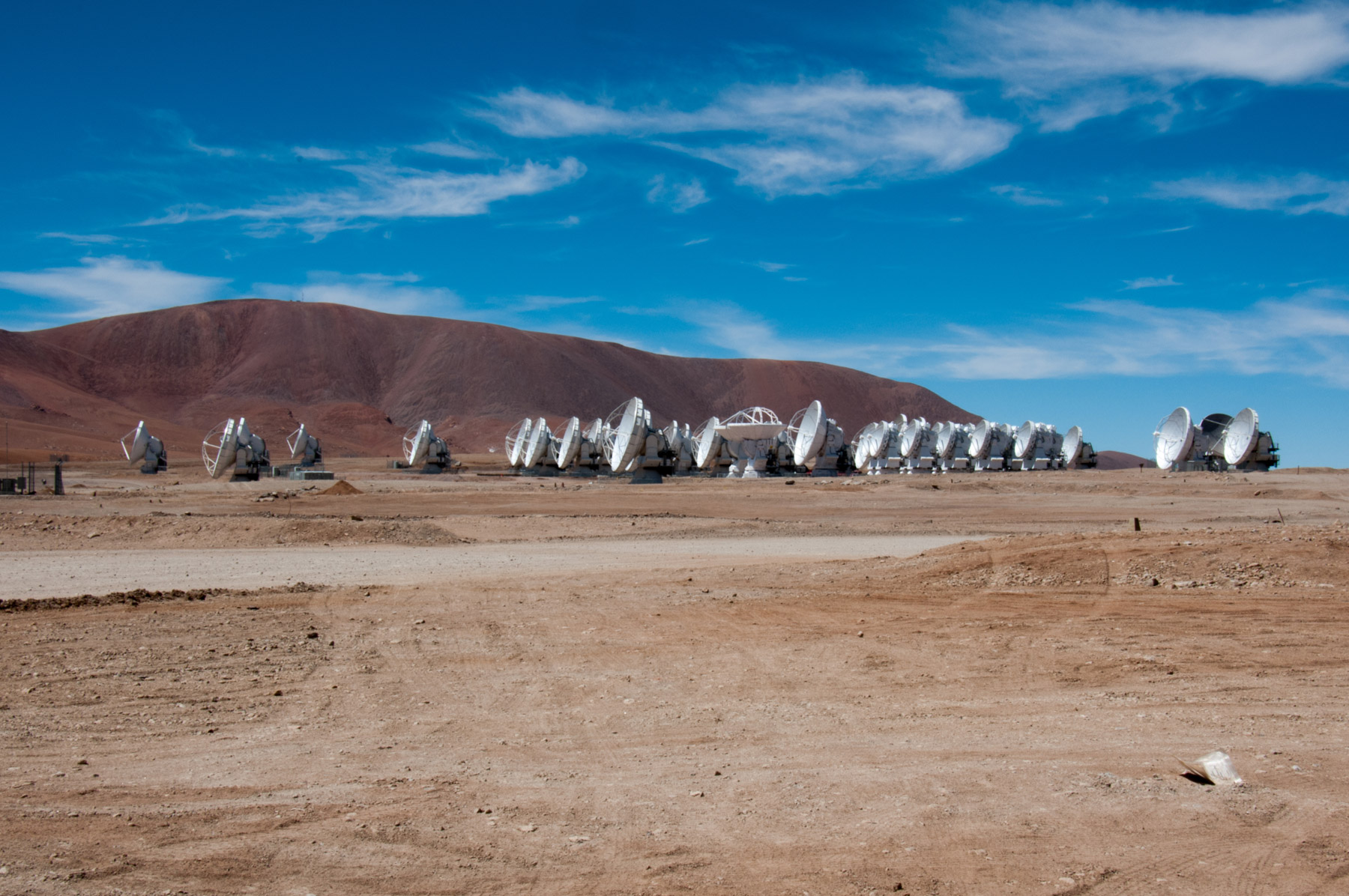 Installé sur le plateau de Chajnantor, au Chili, à plus de 5.000 mètres d'altitude, l'observatoire Alma scrute le ciel avec ses dizaines d'antennes. Au total, 25 d’entre elles ont été construites par Thales Alenia Space. © Rémy Decourt