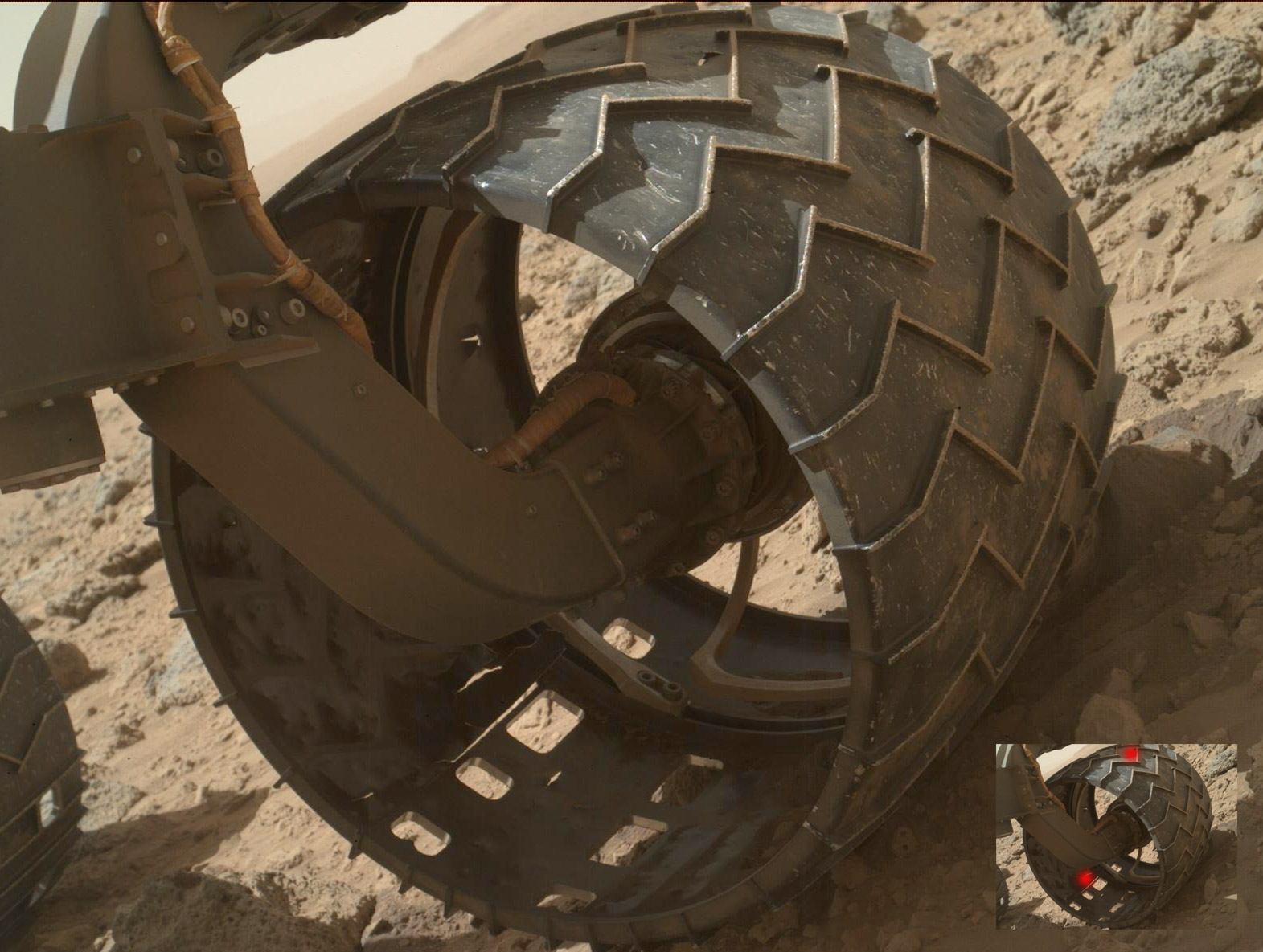 Une des six roues détériorées du rover Curiosity. On aperçoit très clairement deux perforations dont une très significative. © Nasa/JPL