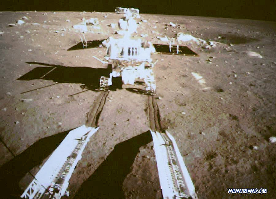 L’une des premières vues du rover chinois Yutu (lapin de jade) s'aventurant sur le sol lunaire. La mission Chang’e 3 devrait être suivie de deux autres d’ici à la fin de la décennie. © CNSA