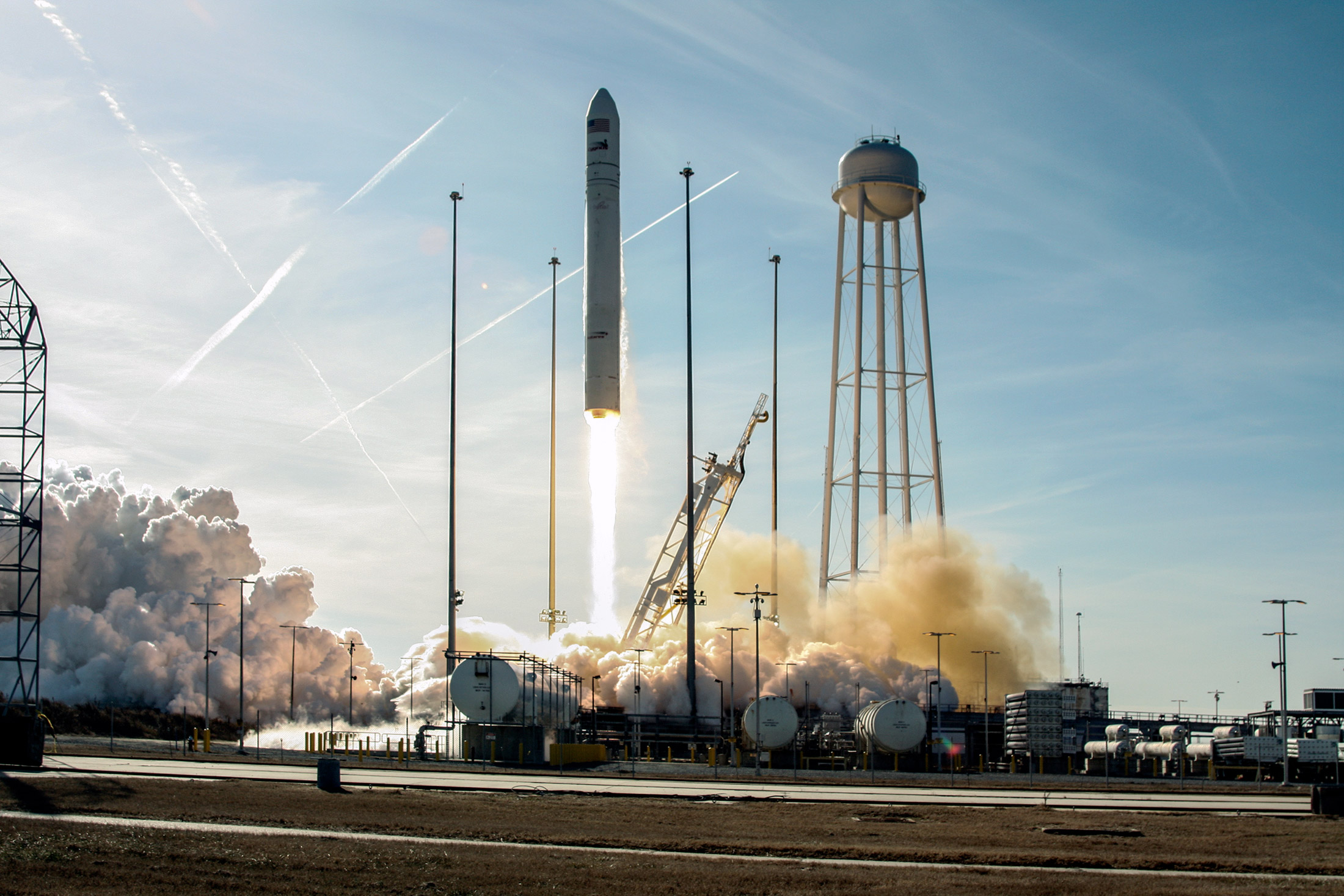 Troisième mission réussie pour le lanceur Antares. Après deux vols de qualification, dont un avec un cargo Cygnus lancé à destination de l'ISS, cette mission marque le début de l'activité commerciale pour ce système de lancement privé. © Bill Ingalls, Nasa