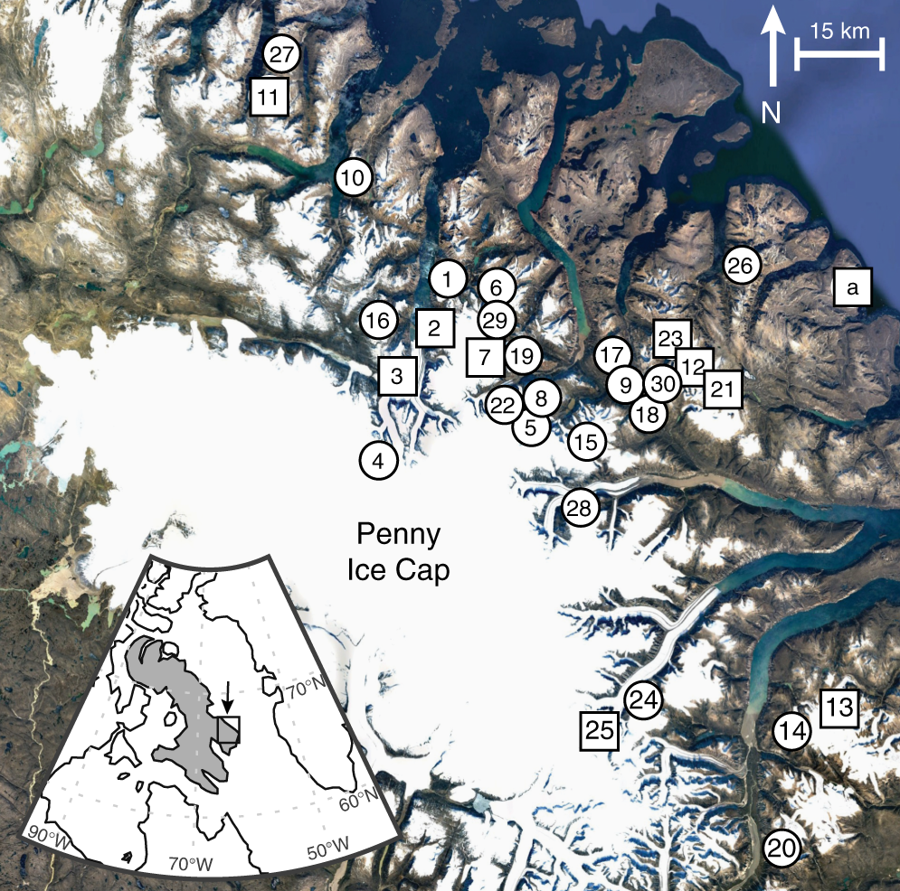 L'île de Baffin, en gris sur la petite carte en bas à gauche. Les échantillons récemment exposés par le recul des calottes glaciaires proviennent de 30 sites dans l'est de l'île. Les cercles indiquent que seules des plantes ont été prélevées. Les carrés signifient que des plantes et des roches ont été prélevées. © Simon Pendleton et al., Nature Communications, 2018/Google Earth/IBCAO, Landsat/Copernicus