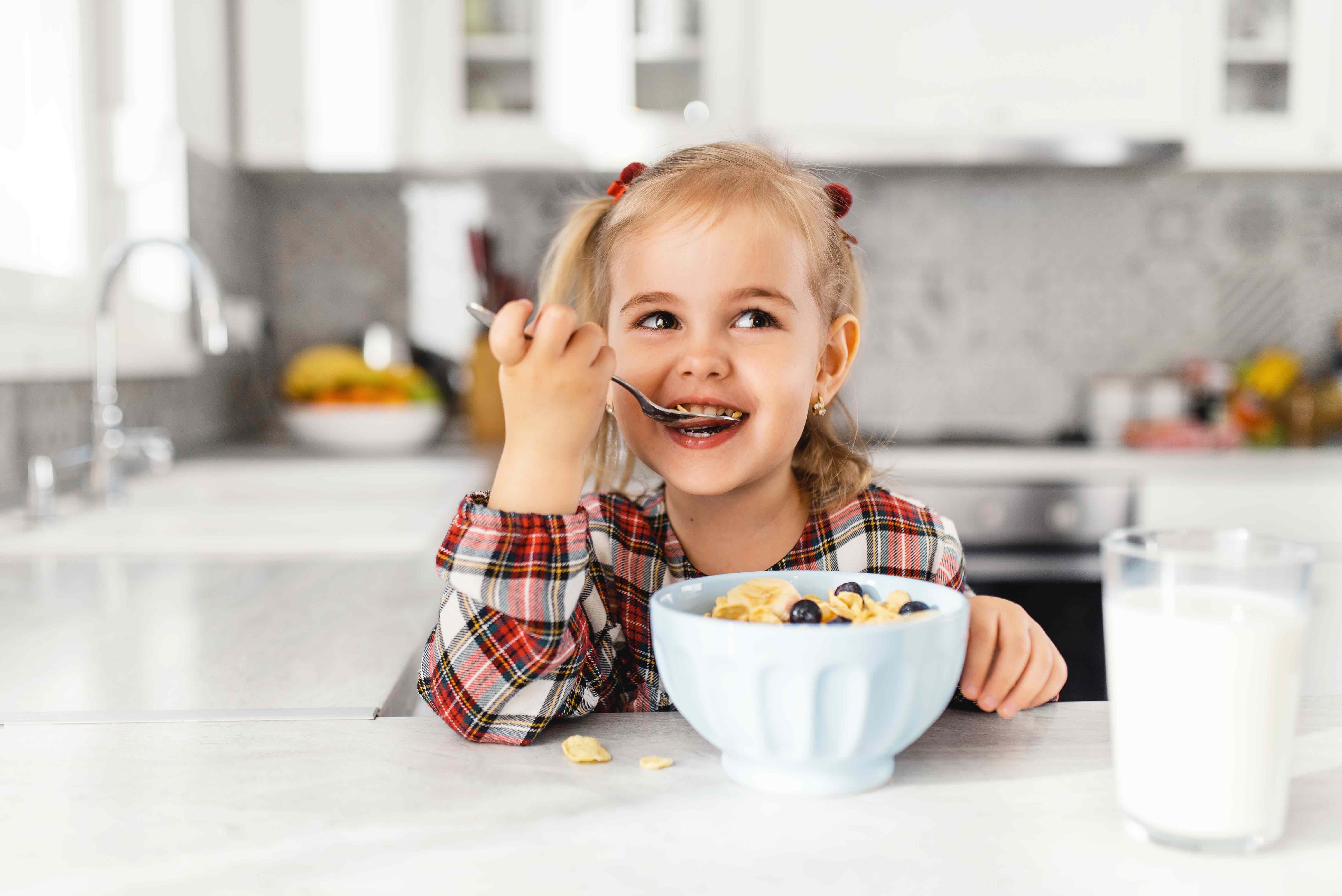 Le petit déjeuner est important pour les enfants. © BurntRedHen, Adobe Stock