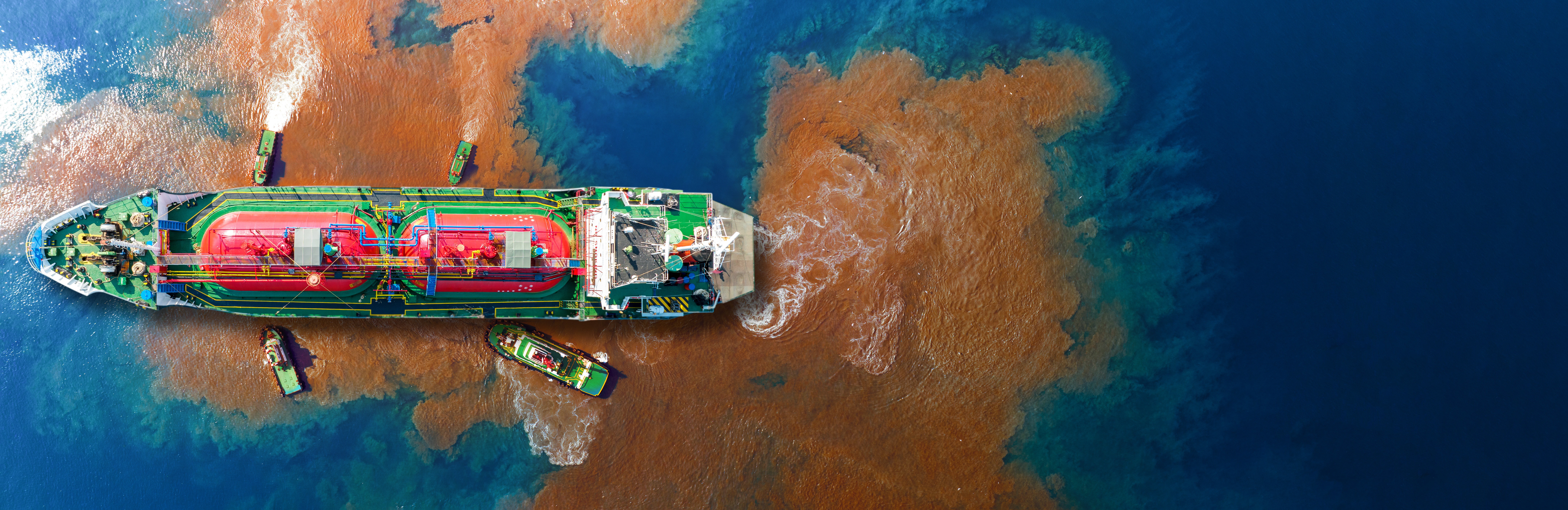 L'activité humaine dégrade les océans, ici par des déversements d'hydrocarbures. © GreenOak, Adobe Stock