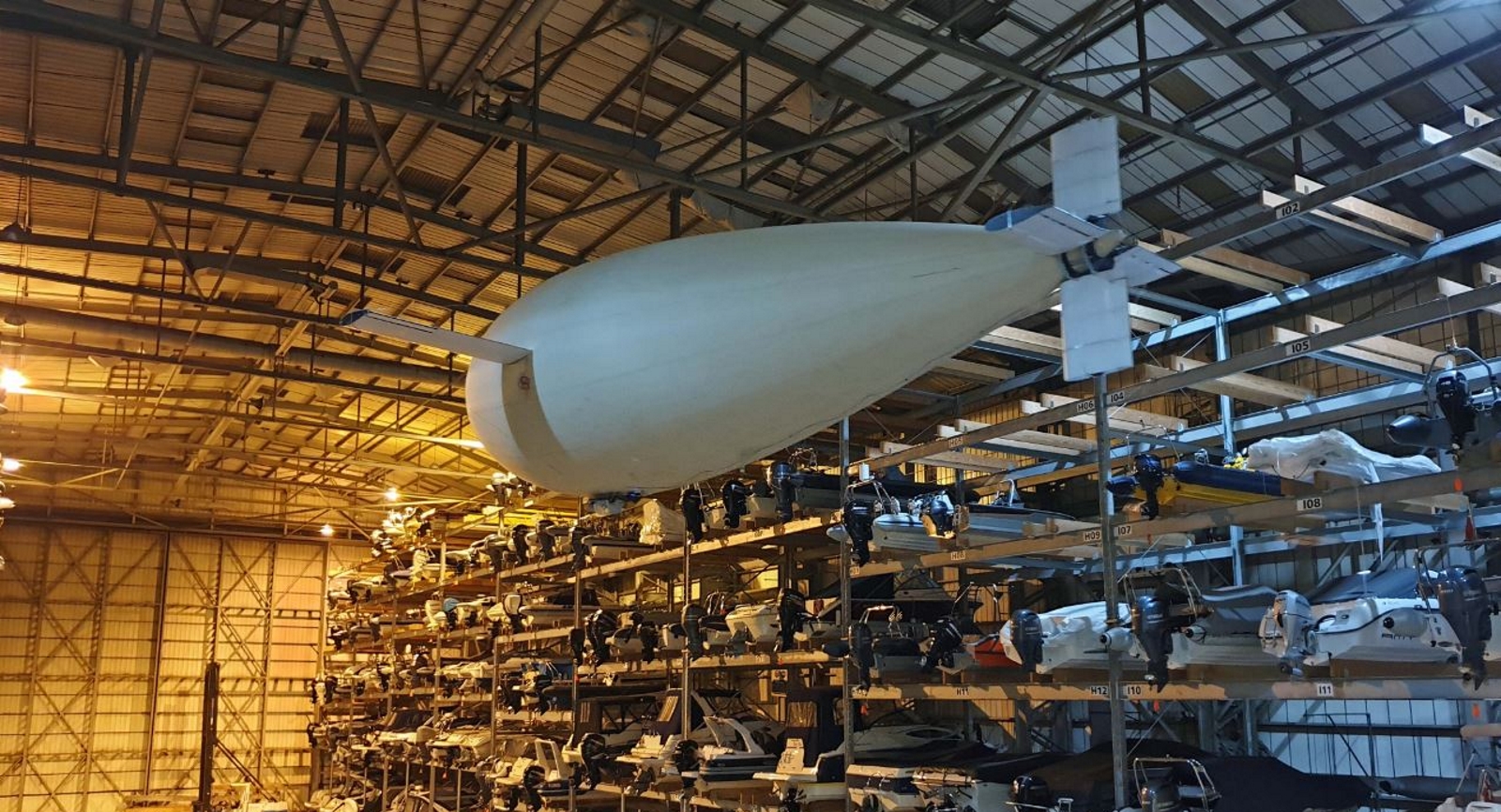 Le Phœnix a été testé avec succès dans un vaste hangar de Portsmouth, en Angleterre, habituellement utilisé pour abriter des bateaux de plaisance. © UHI