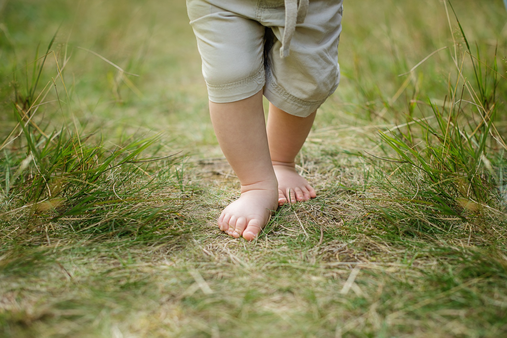 Les enfants qui passent la majeure partie de leur temps pieds nus ont un pied plus large et moins de déformations. © Lumistudio, Fotolia
