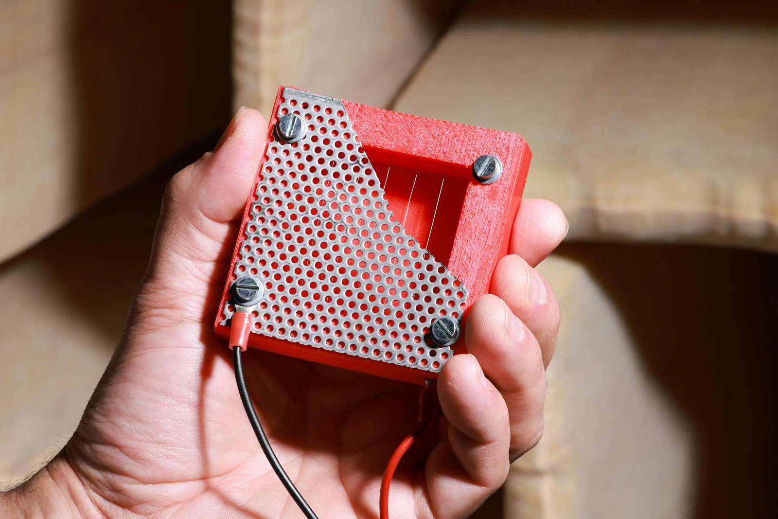 Ce petit prototype de haut-parleur sans membrane est capable d’annuler aussi bien les hautes que les basses fréquences. © EPFL