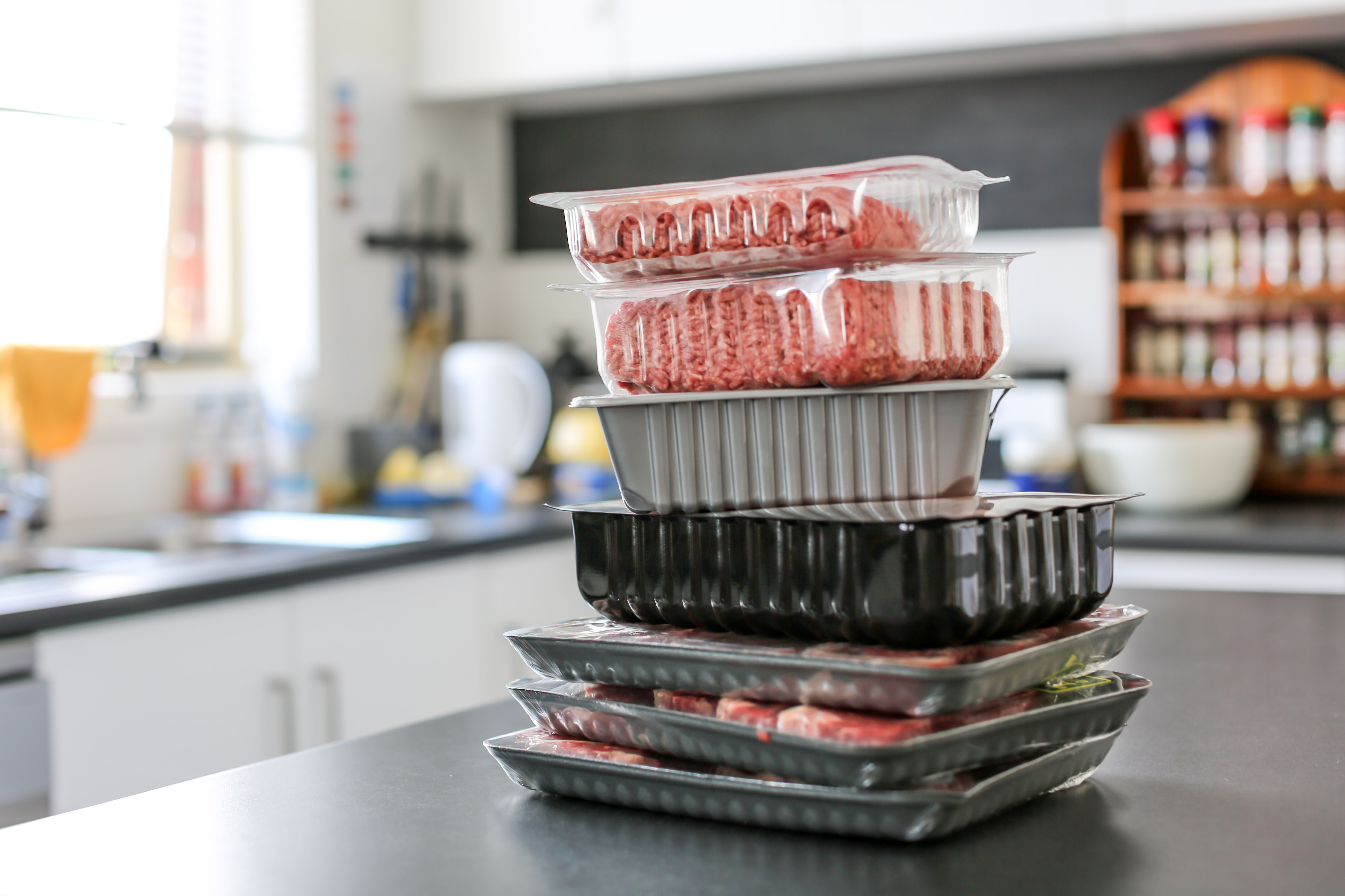 Le plastique alimentaire est une source importante de pollution. © UlrikaArt, Adobe Stock