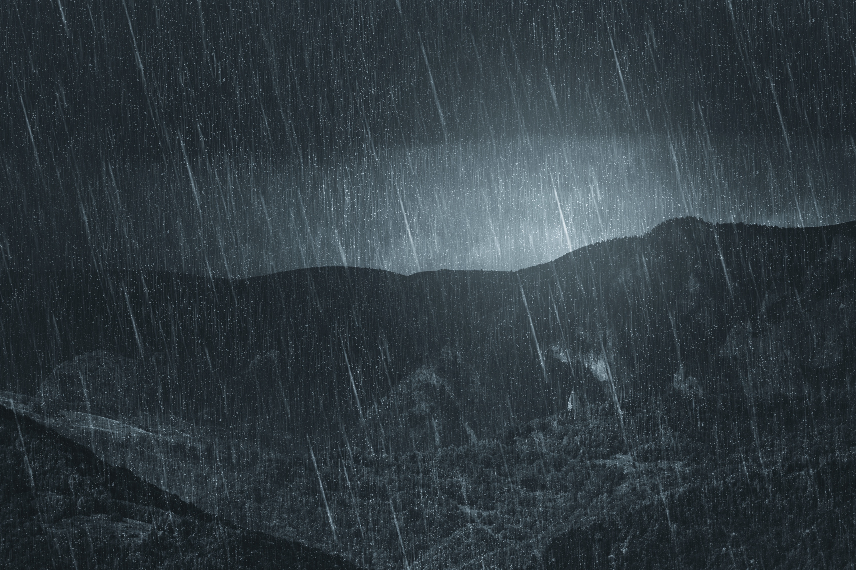 Pluies intenses sur des reliefs montagneux. © andreiuc88, Adobe Stock
