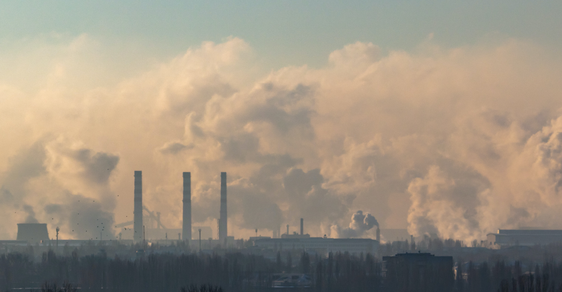 Des chercheurs viennent de mesurer l’impact de la pollution de l’air sur la pandémie de Covid-19. Dans le monde, elle contribue à 15&nbsp;% des décès. © schankz, Adobe Stock