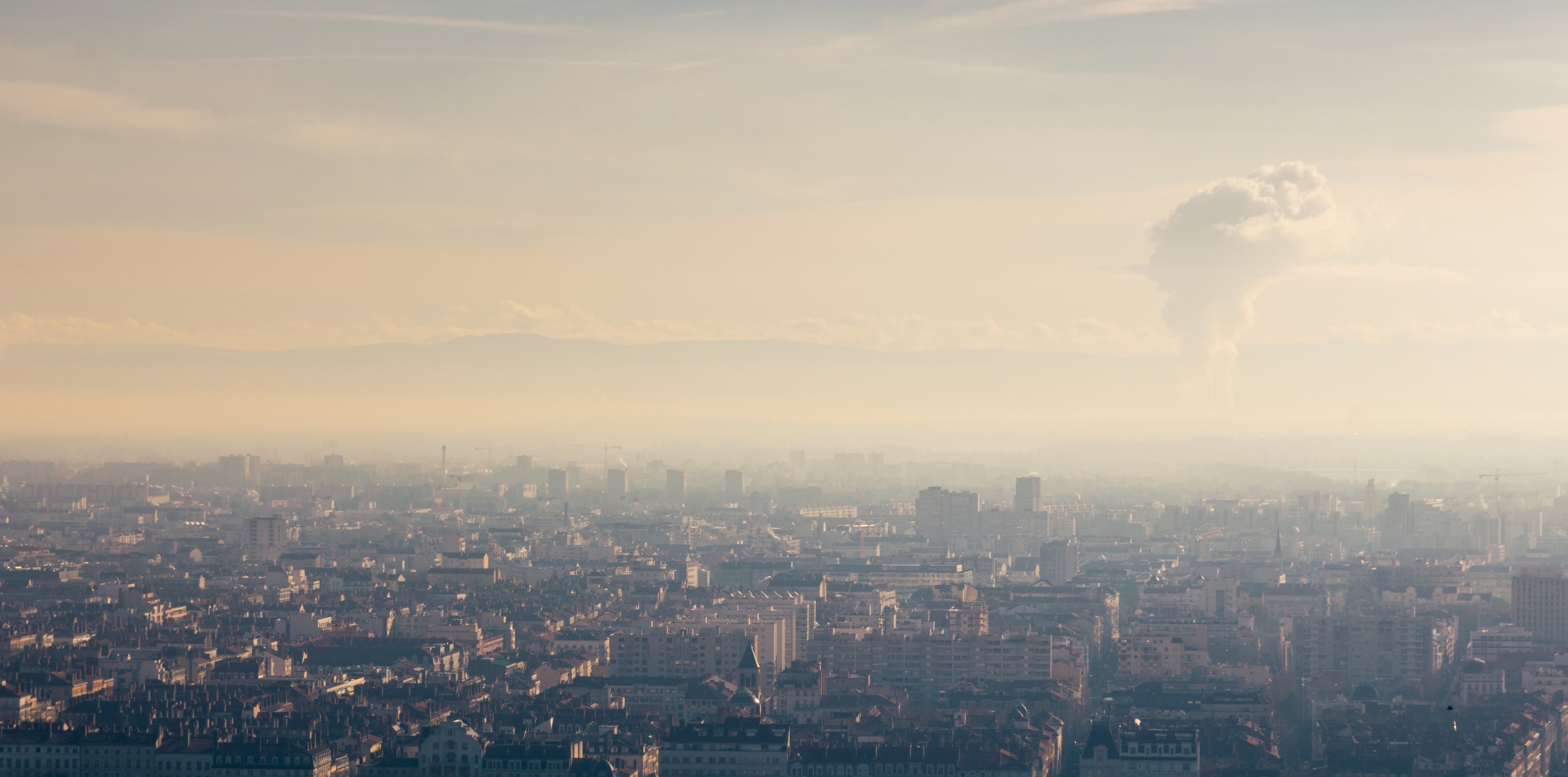 Le quatrième rapport du Haut Conseil pour le Climat (HCC) appelle à « dépasser les constats pour mettre en œuvre les solutions ». Nuage de pollution au dessus de Lyon un jour de canicule. © jef 77, Adobe Stock