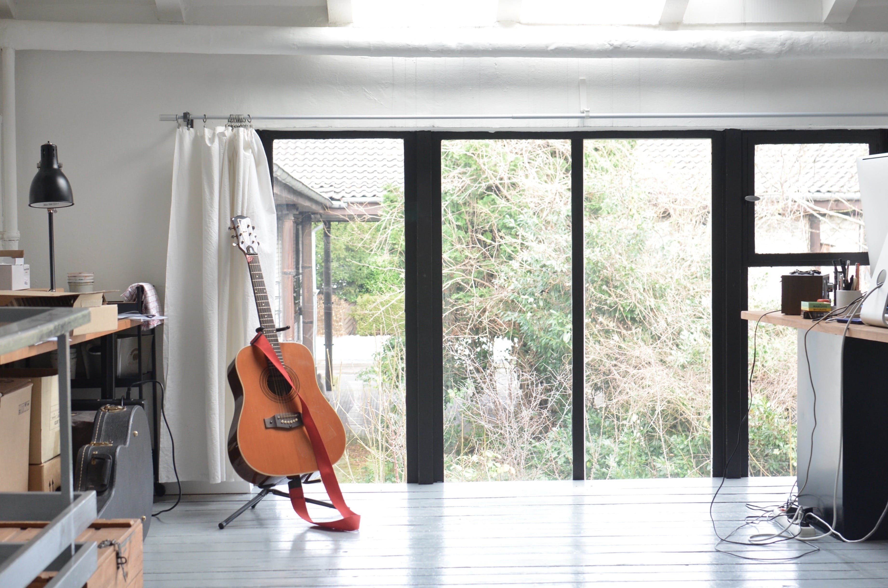 Outre leurs qualités esthétiques, les portes-fenêtres aluminium sont aussi durables et faciles à entretenir. © Skylar Kang, Pexels