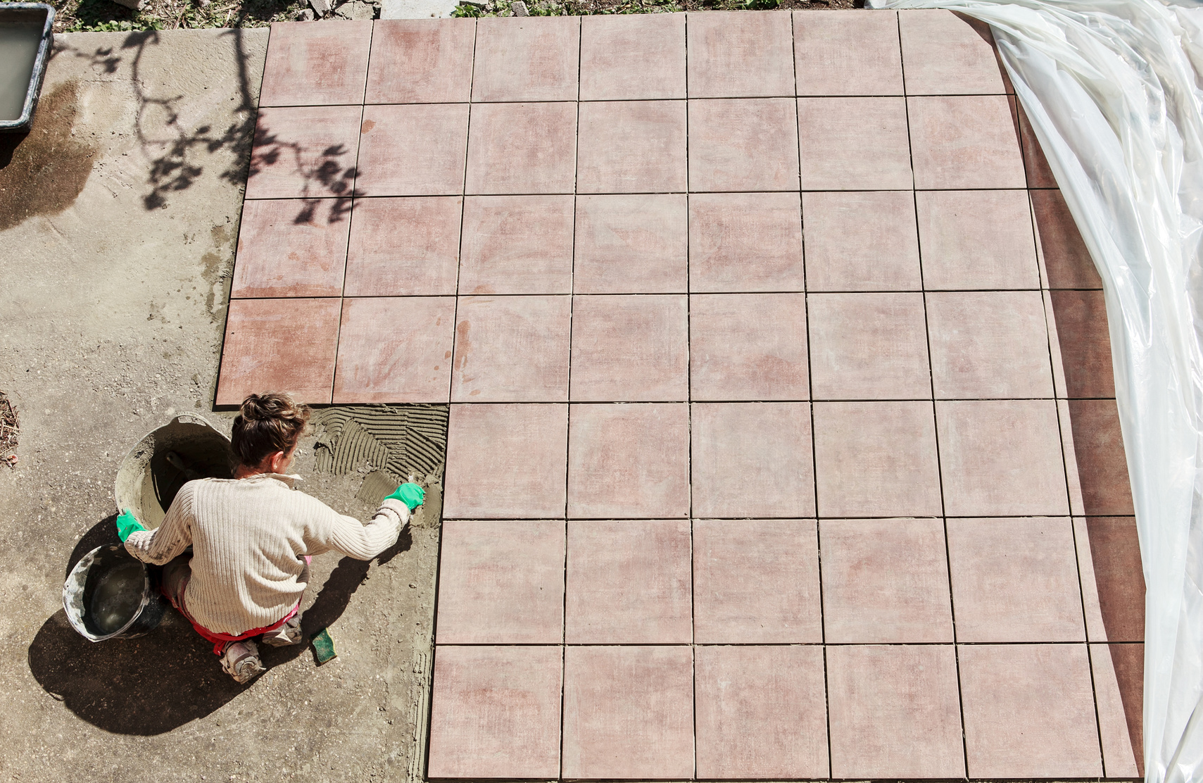 Poser le carrelage extérieur d'une terrasse est facile mais demande précision et rigueur. © delkoo, fotolia