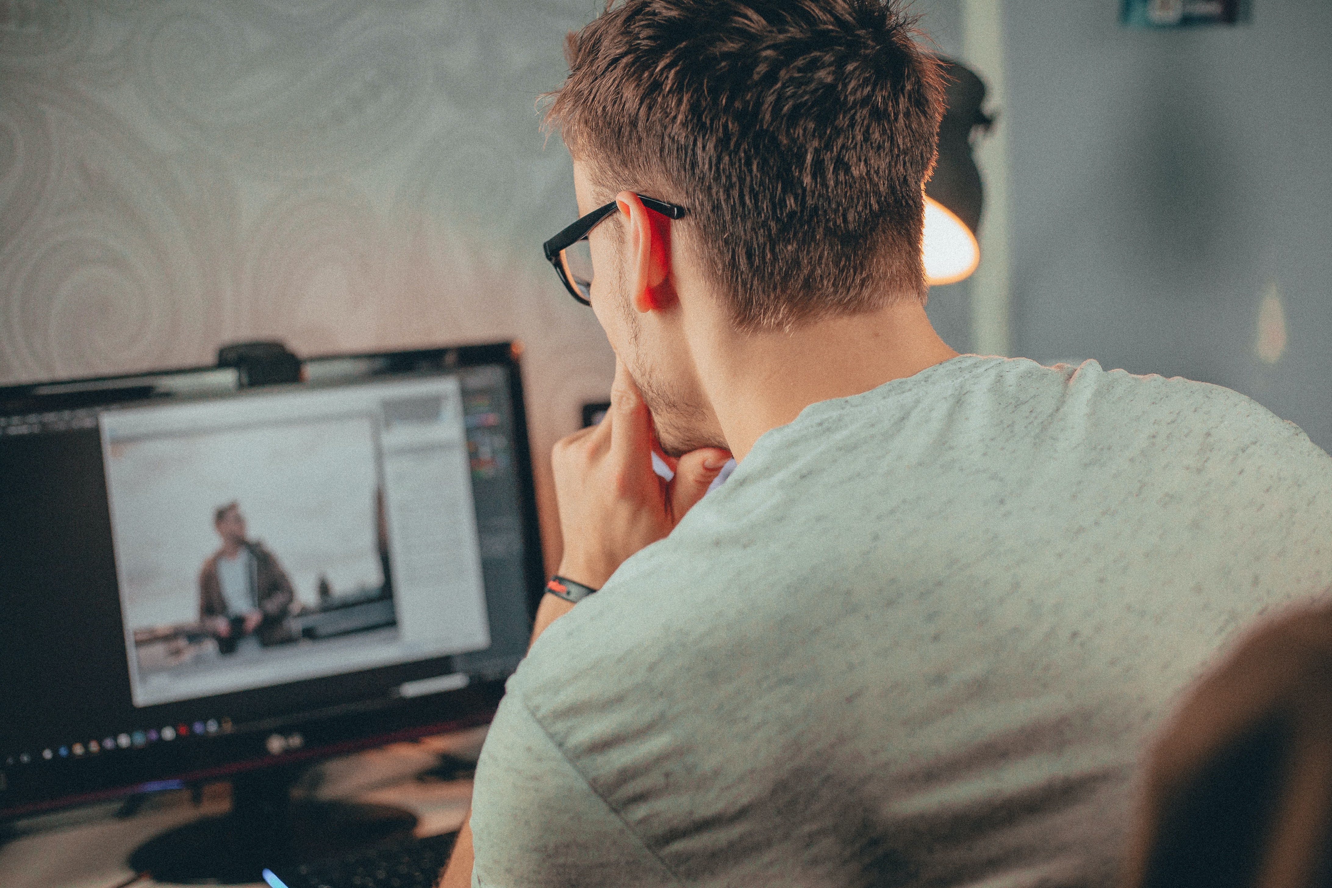 Attention aux longues et mauvaises postures devant son écran d'ordinateur. © Malte Luk, Pexels