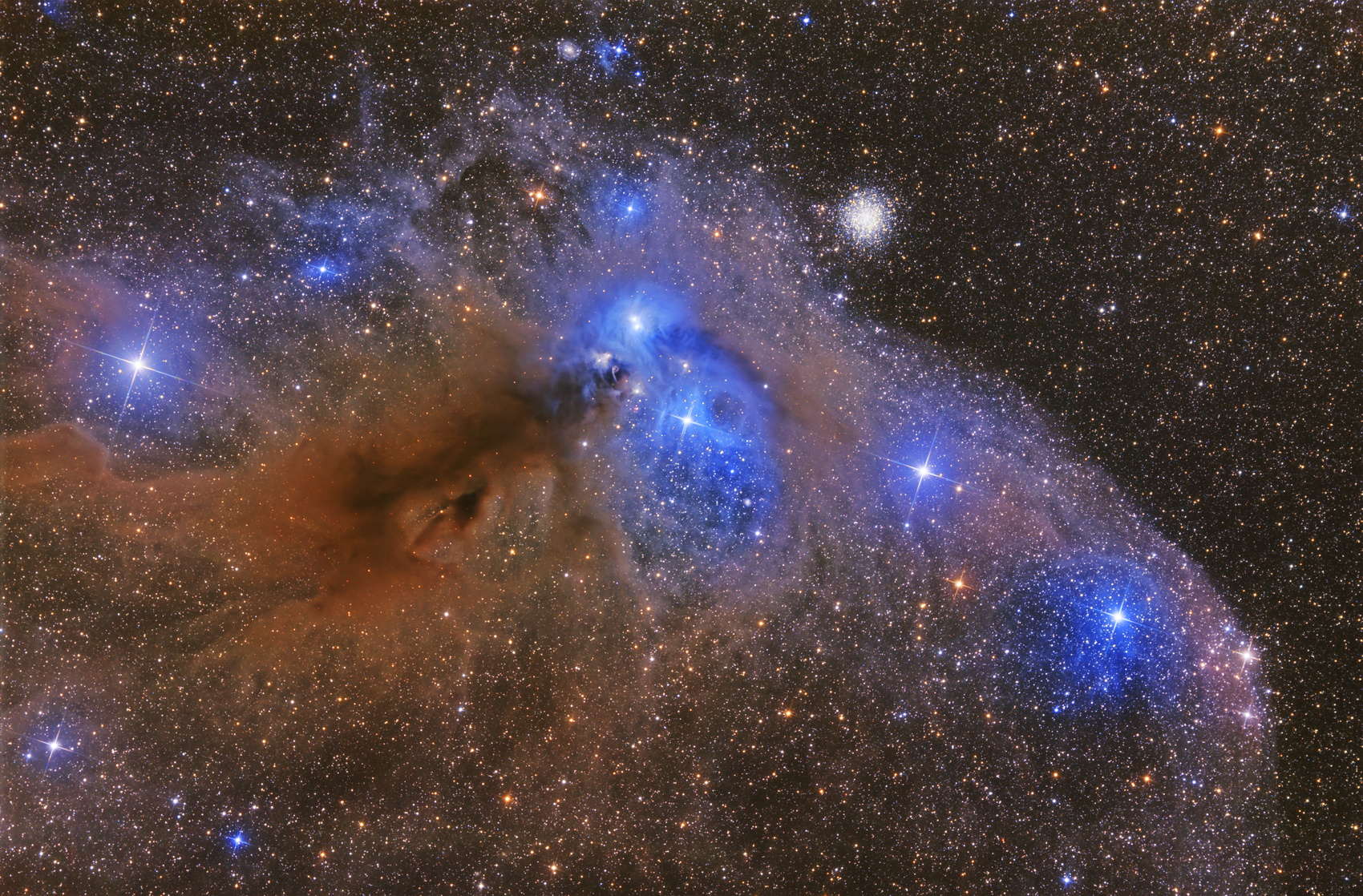 La clé de l'origine de la vie se trouve-t-elle dans les poussières interstellaires ? Ici, NGC 6726, une nébuleuse par réflexion qui se situe à environ 500 années-lumière dans la constellation de la Couronne australe. Elle fait partie d'un ensemble complexe d'objets célestes. NGC 6726 est un grand nuage de gaz constitué d'une fine poussière qui renvoie la lumière des étoiles proches. © Artem, Fotolia 