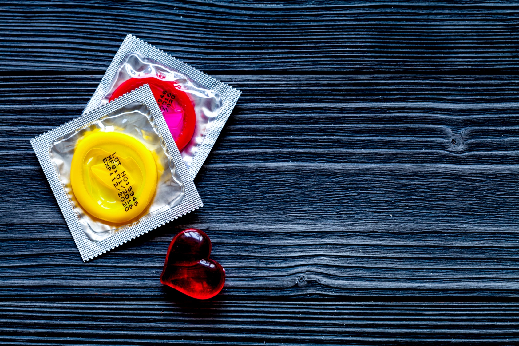 Le préservatif protège efficacement contre les infections sexuellement transmissibles et les grossesses non désirées. Cette étude avance qu'il favoriserait également l'implantation d'une flore vaginale bienfaitrice. © 279photo, Fotolia