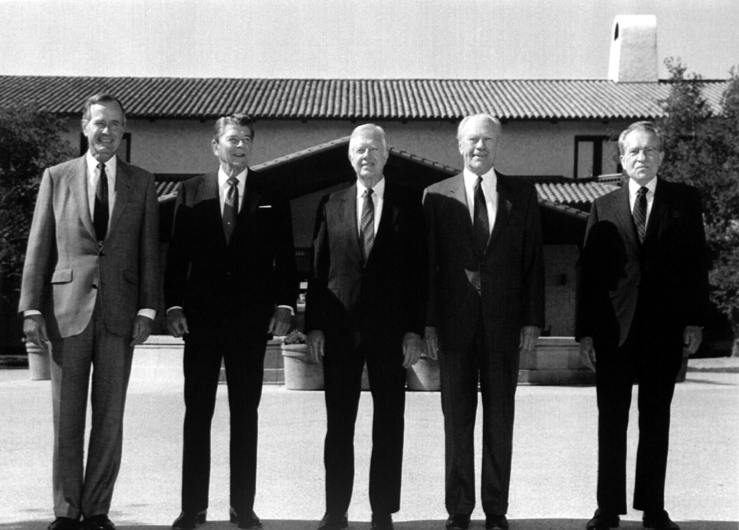 Le président George H. W. Bush pose avec quatre de ses prédécesseurs lors de l'inauguration de la bibliothèque présidentielle Ronald Reagan. Parmi les dignitaires présents, on compte, de gauche à droite : le président Bush et les anciens présidents Ronald Reagan, Jimmy Carter, Gerald Ford et Richard Nixon, le 4 novembre 1991. © Wikimédia Commons, domaine public