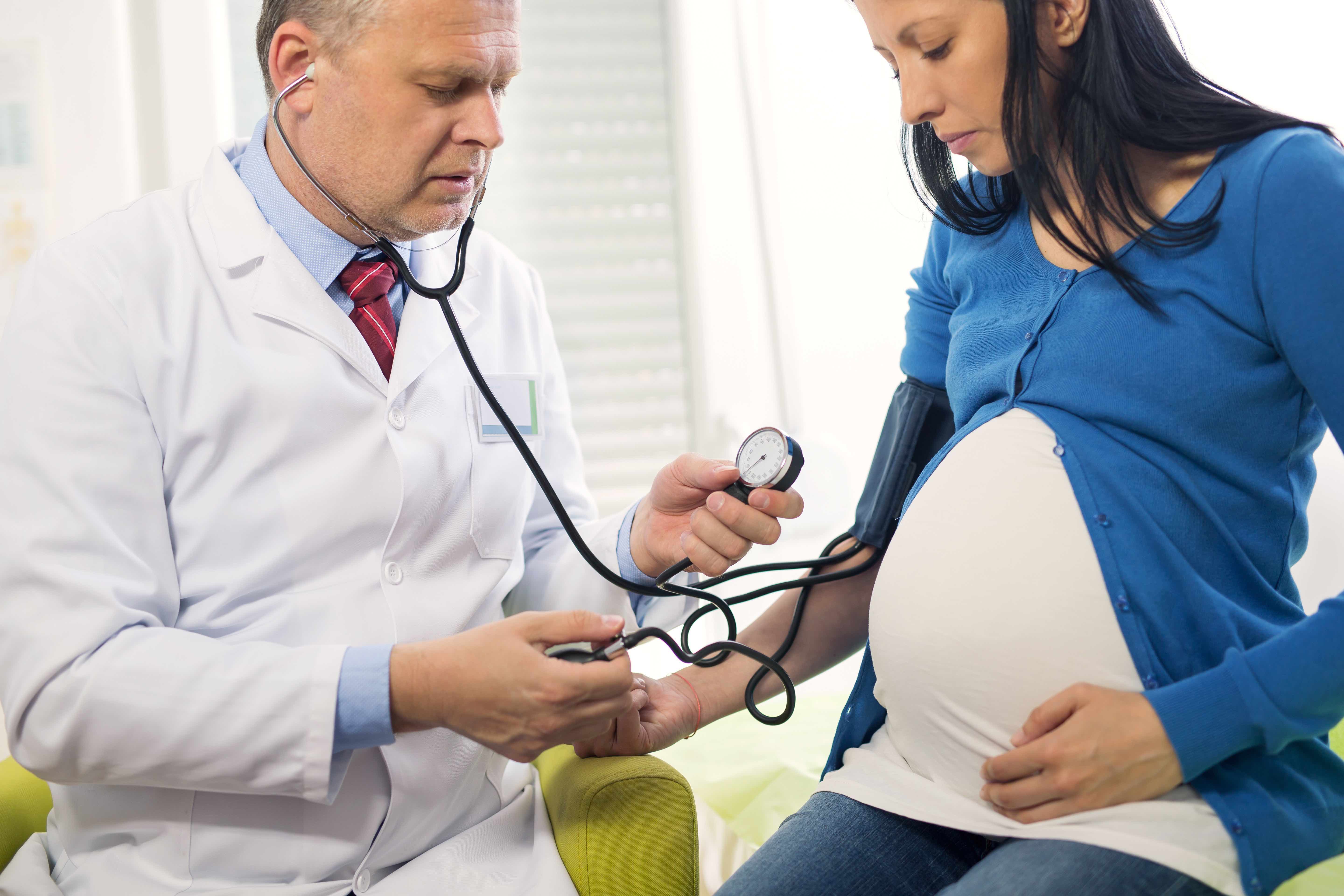 L'hypertension artérielle est un des premiers symptômes de la pré-éclampsie. © Mediteraneo, Adobe stock