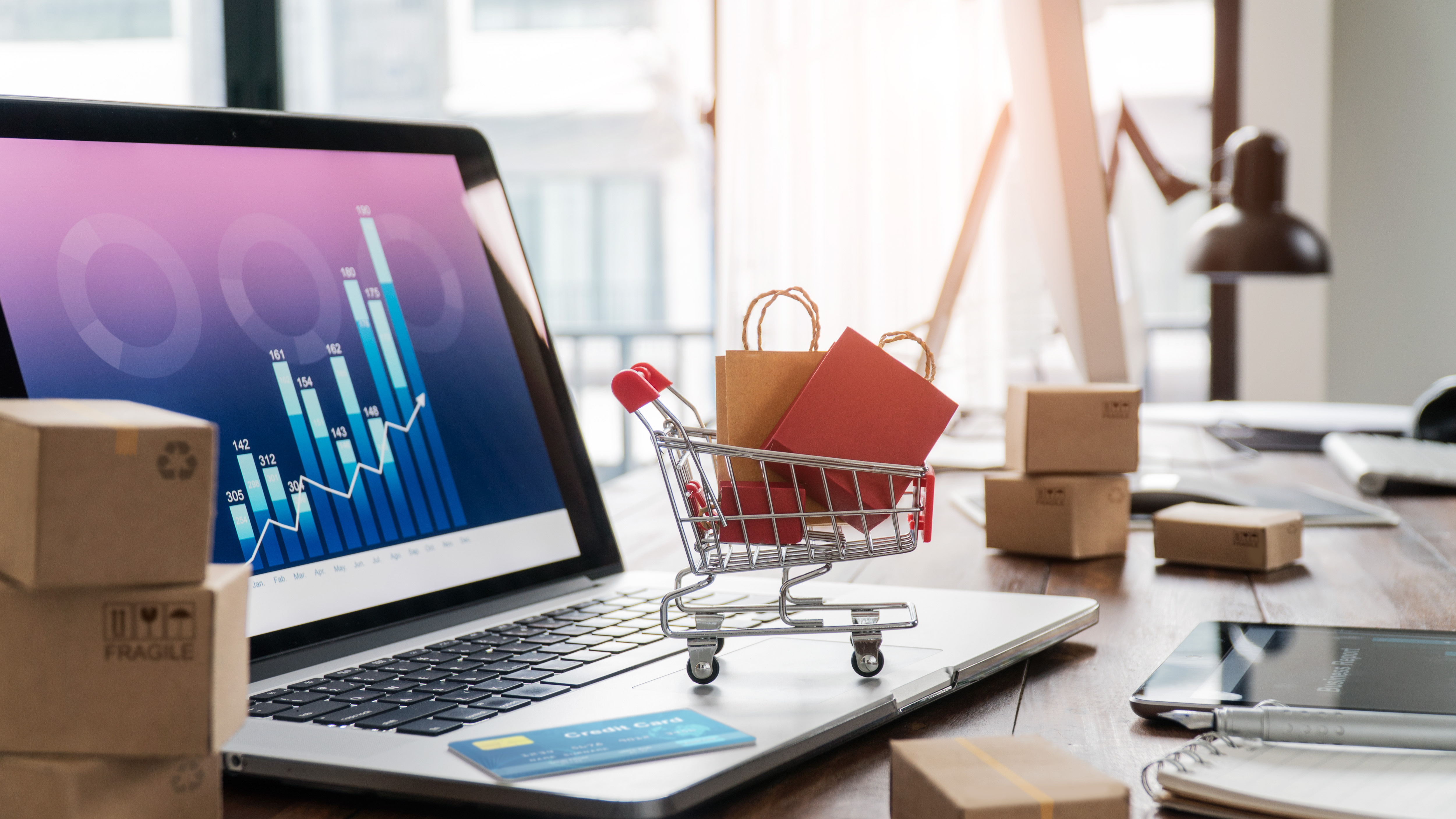 Il est essentiel d'avoir recours à un comparateur en ligne si vous souhaitez réaliser de bonnes affaires en achetant en ligne © ipopba, Adobe Stock